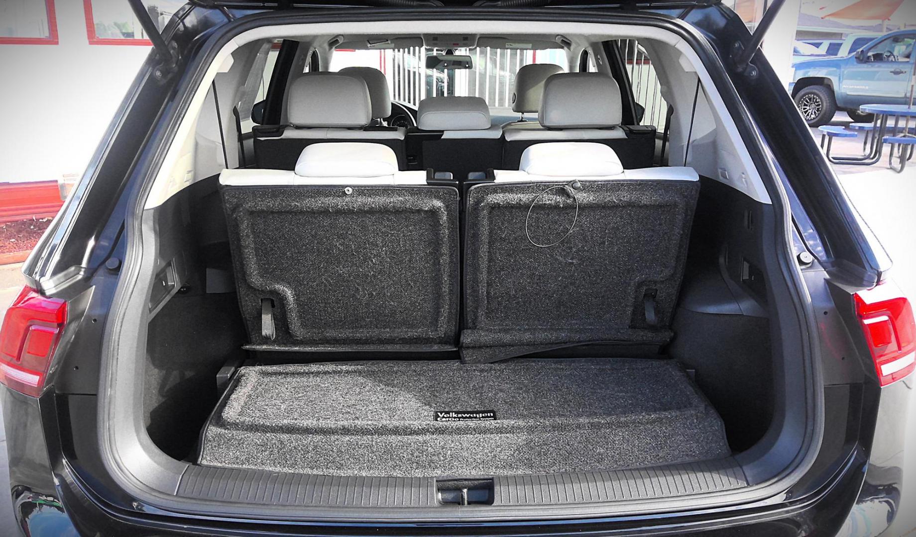 2018 BLACK Volkswagen Tiguan SE (3VV3B7AX3JM) with an 2.0L L4 DOHC 16V TURBO engine, 8A transmission, located at 502 S. Riverside Avenue, Medford, OR, 97501, (541) 773-3136, 42.322803, -122.867477 - Photo#5