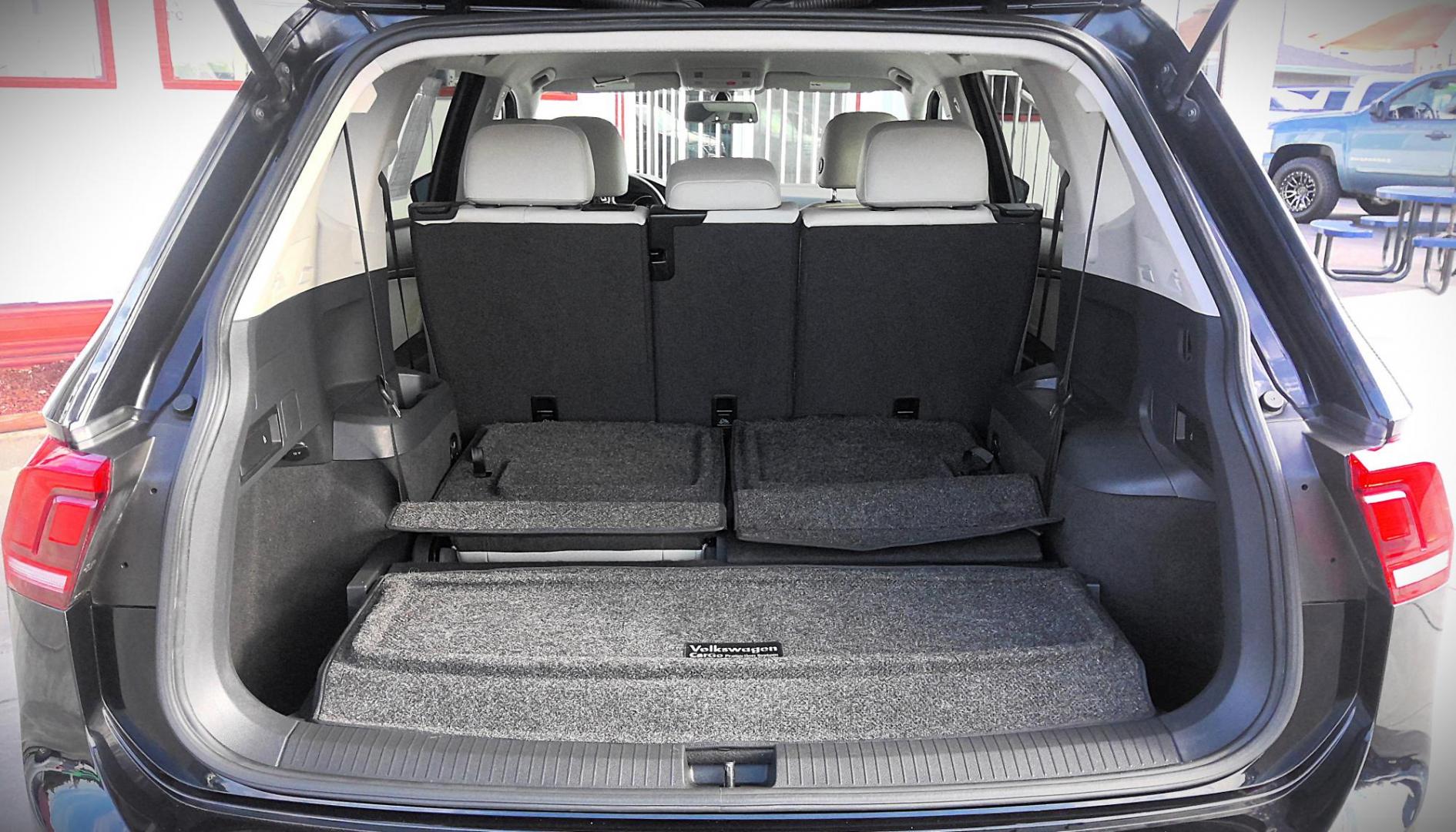 2018 BLACK Volkswagen Tiguan SE (3VV3B7AX3JM) with an 2.0L L4 DOHC 16V TURBO engine, 8A transmission, located at 502 S. Riverside Avenue, Medford, OR, 97501, (541) 773-3136, 42.322803, -122.867477 - Photo#6