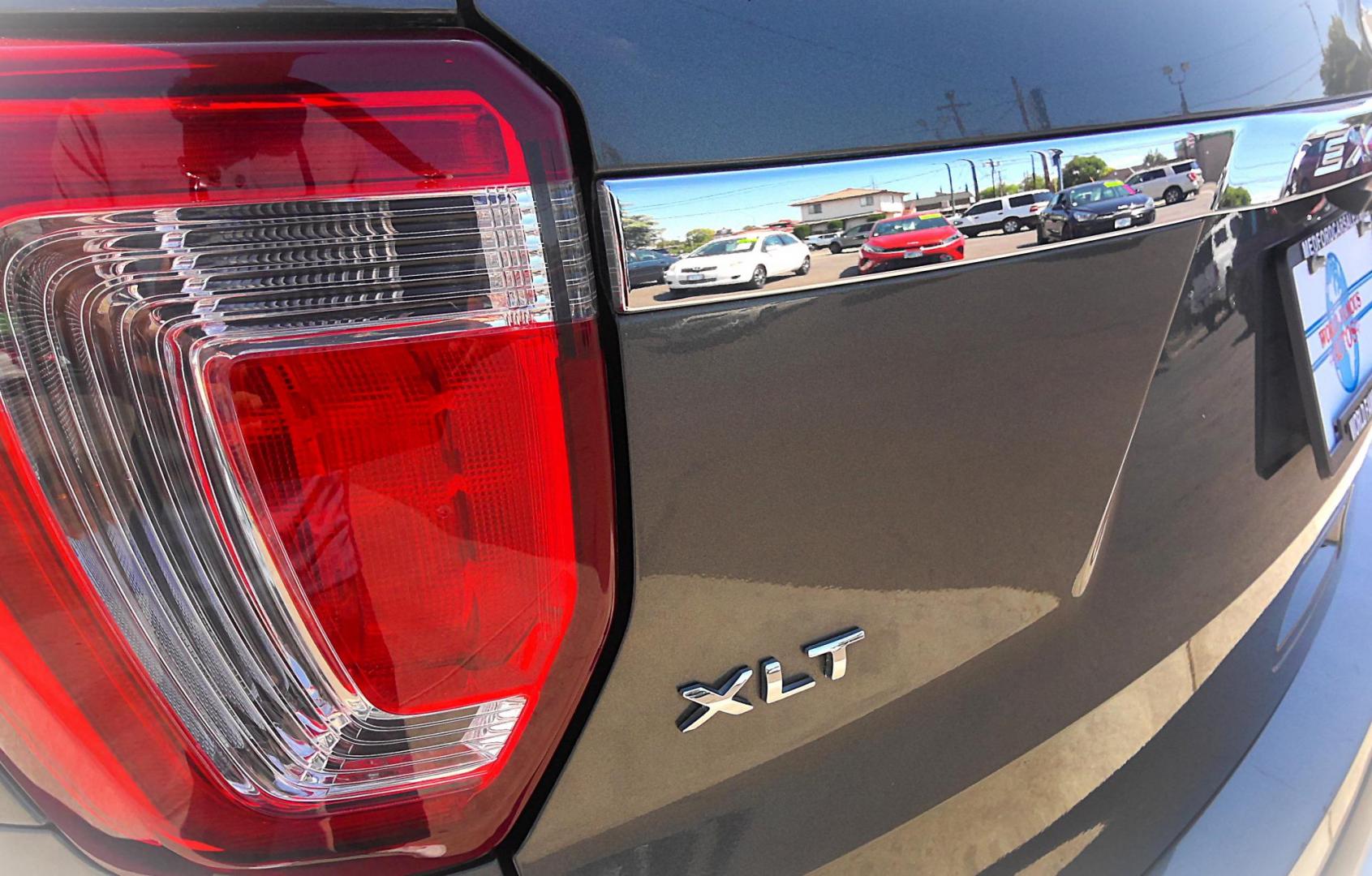 2017 GRAY Ford Explorer XLT FWD (1FM5K7DH7HG) with an 2.3L L4 DOHC 16V engine, 6A transmission, located at 502 S. Riverside Avenue, Medford, OR, 97501, (541) 773-3136, 42.322803, -122.867477 - Photo#4
