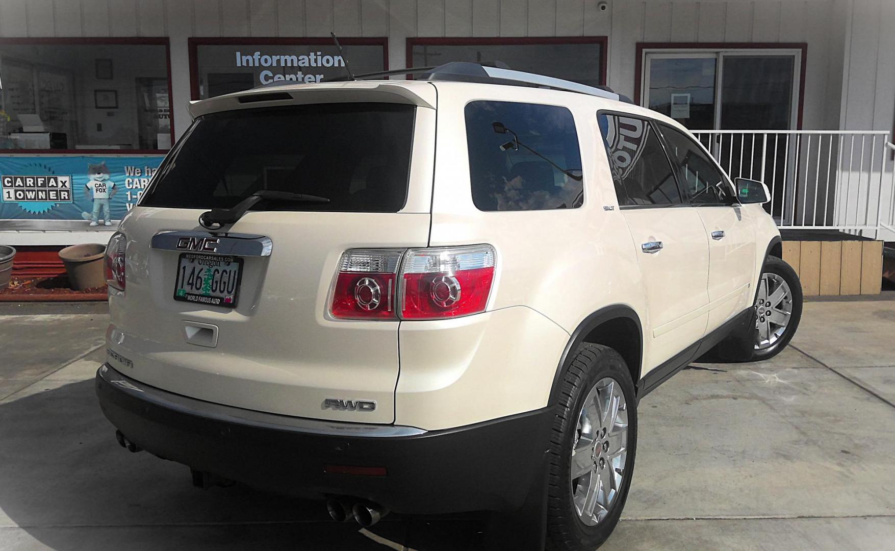2010 WHITE GMC Acadia SLT-2 FWD (1GKLVNED0AJ) with an 3.6L V6 DOHC 24V engine, 6-Speed Automatic transmission, located at 502 S. Riverside Avenue, Medford, OR, 97501, (541) 773-3136, 42.322803, -122.867477 - Photo#2