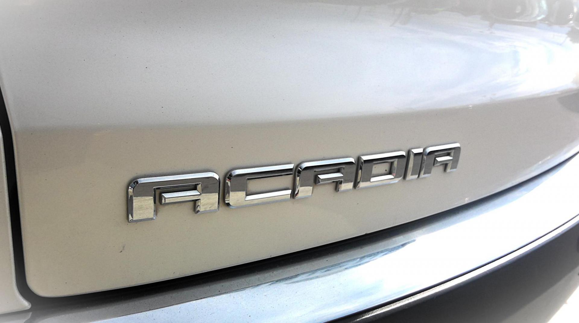 2010 WHITE GMC Acadia SLT-2 FWD (1GKLVNED0AJ) with an 3.6L V6 DOHC 24V engine, 6-Speed Automatic transmission, located at 502 S. Riverside Avenue, Medford, OR, 97501, (541) 773-3136, 42.322803, -122.867477 - Photo#4