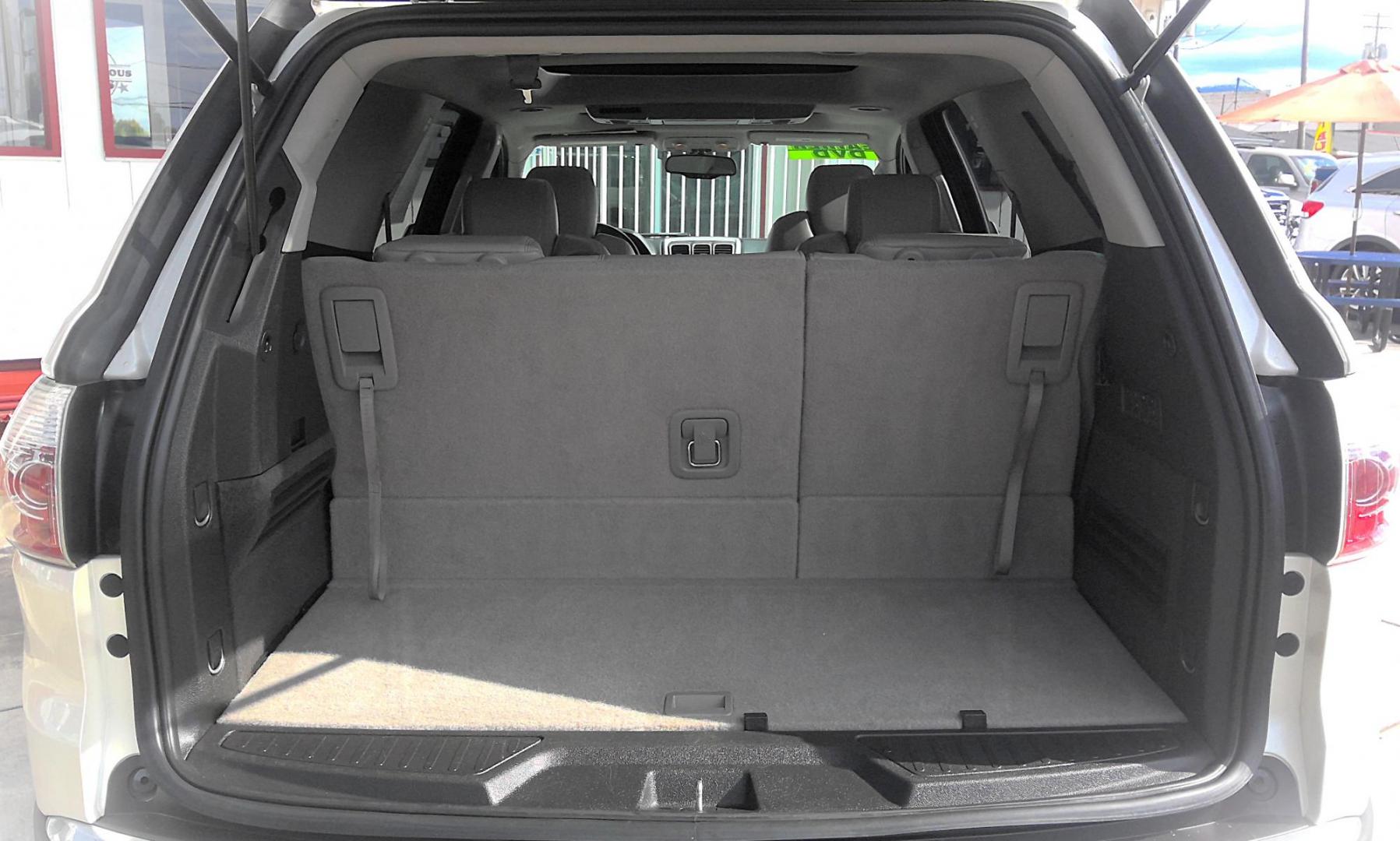 2010 WHITE GMC Acadia SLT-2 FWD (1GKLVNED0AJ) with an 3.6L V6 DOHC 24V engine, 6-Speed Automatic transmission, located at 502 S. Riverside Avenue, Medford, OR, 97501, (541) 773-3136, 42.322803, -122.867477 - Photo#5
