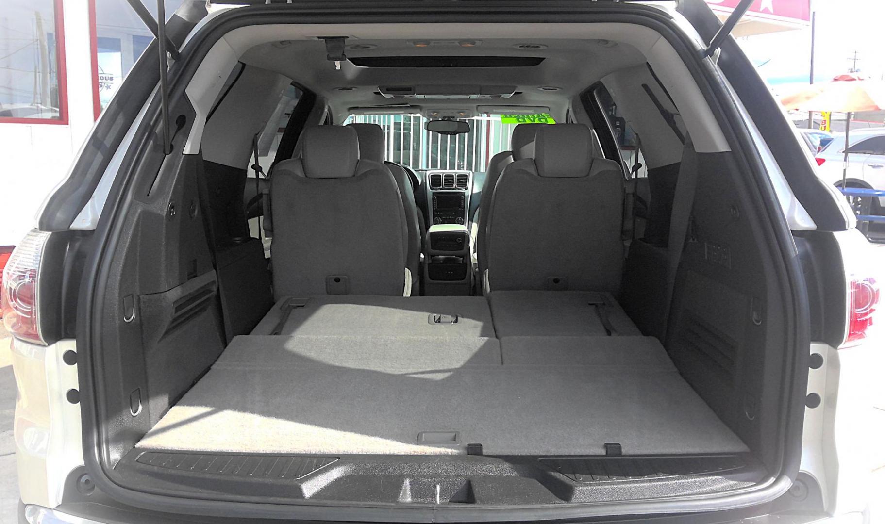 2010 WHITE GMC Acadia SLT-2 FWD (1GKLVNED0AJ) with an 3.6L V6 DOHC 24V engine, 6-Speed Automatic transmission, located at 502 S. Riverside Avenue, Medford, OR, 97501, (541) 773-3136, 42.322803, -122.867477 - Photo#6