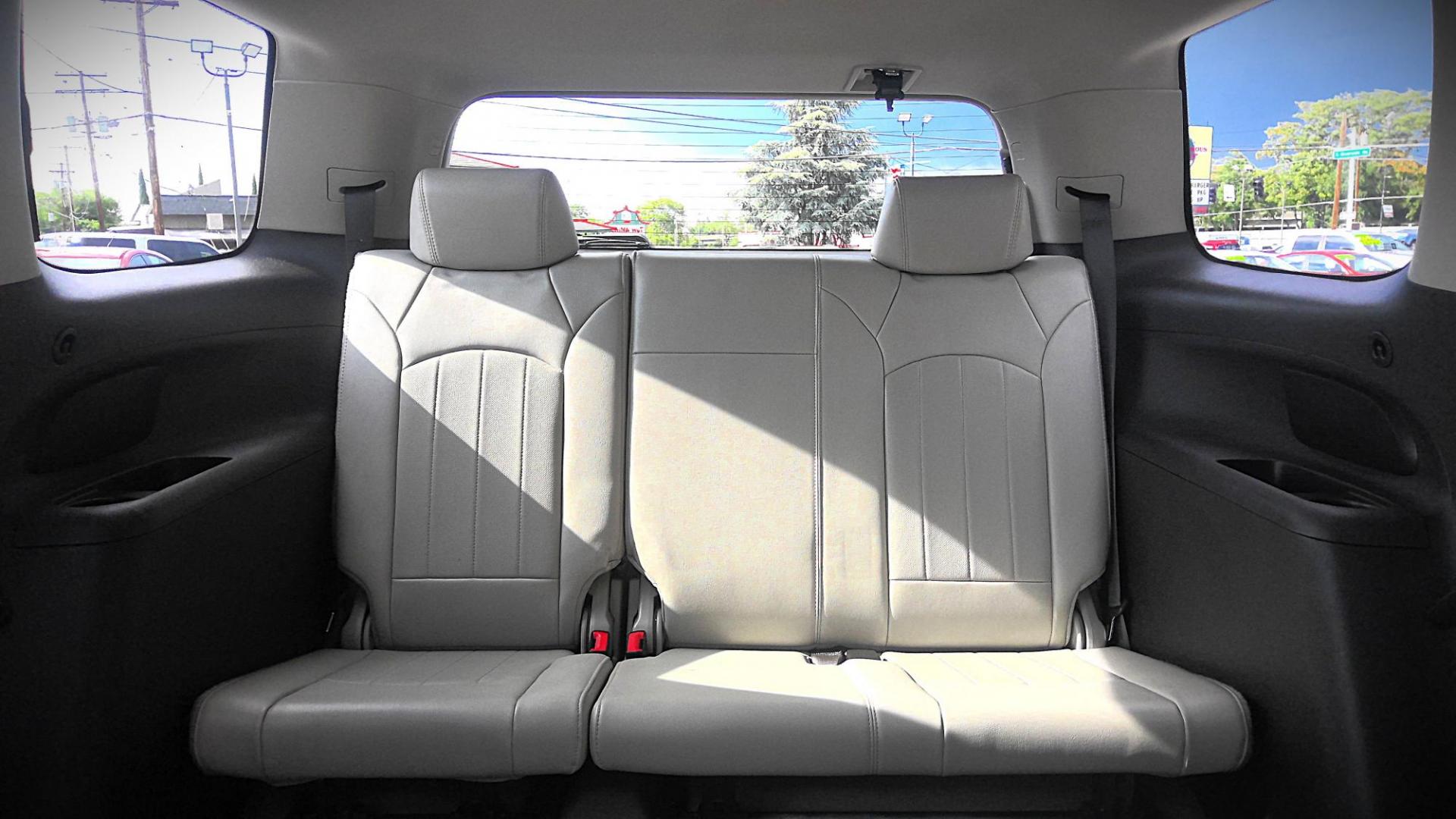 2010 WHITE GMC Acadia SLT-2 FWD (1GKLVNED0AJ) with an 3.6L V6 DOHC 24V engine, 6-Speed Automatic transmission, located at 502 S. Riverside Avenue, Medford, OR, 97501, (541) 773-3136, 42.322803, -122.867477 - Photo#11