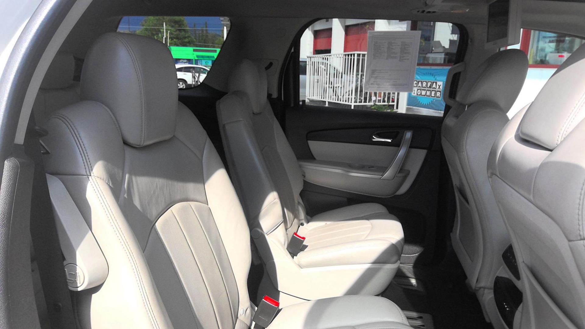 2010 WHITE GMC Acadia SLT-2 FWD (1GKLVNED0AJ) with an 3.6L V6 DOHC 24V engine, 6-Speed Automatic transmission, located at 502 S. Riverside Avenue, Medford, OR, 97501, (541) 773-3136, 42.322803, -122.867477 - Photo#12