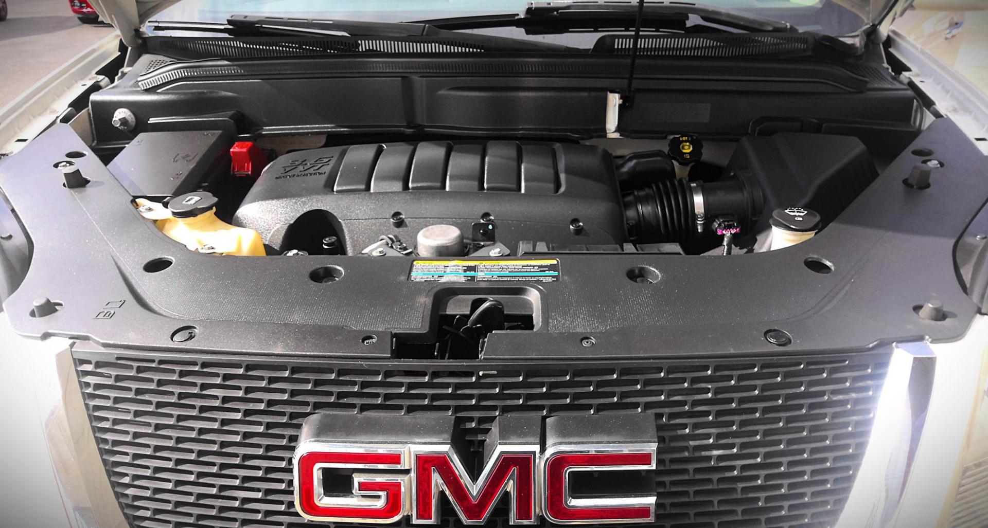 2010 WHITE GMC Acadia SLT-2 FWD (1GKLVNED0AJ) with an 3.6L V6 DOHC 24V engine, 6-Speed Automatic transmission, located at 502 S. Riverside Avenue, Medford, OR, 97501, (541) 773-3136, 42.322803, -122.867477 - Photo#18