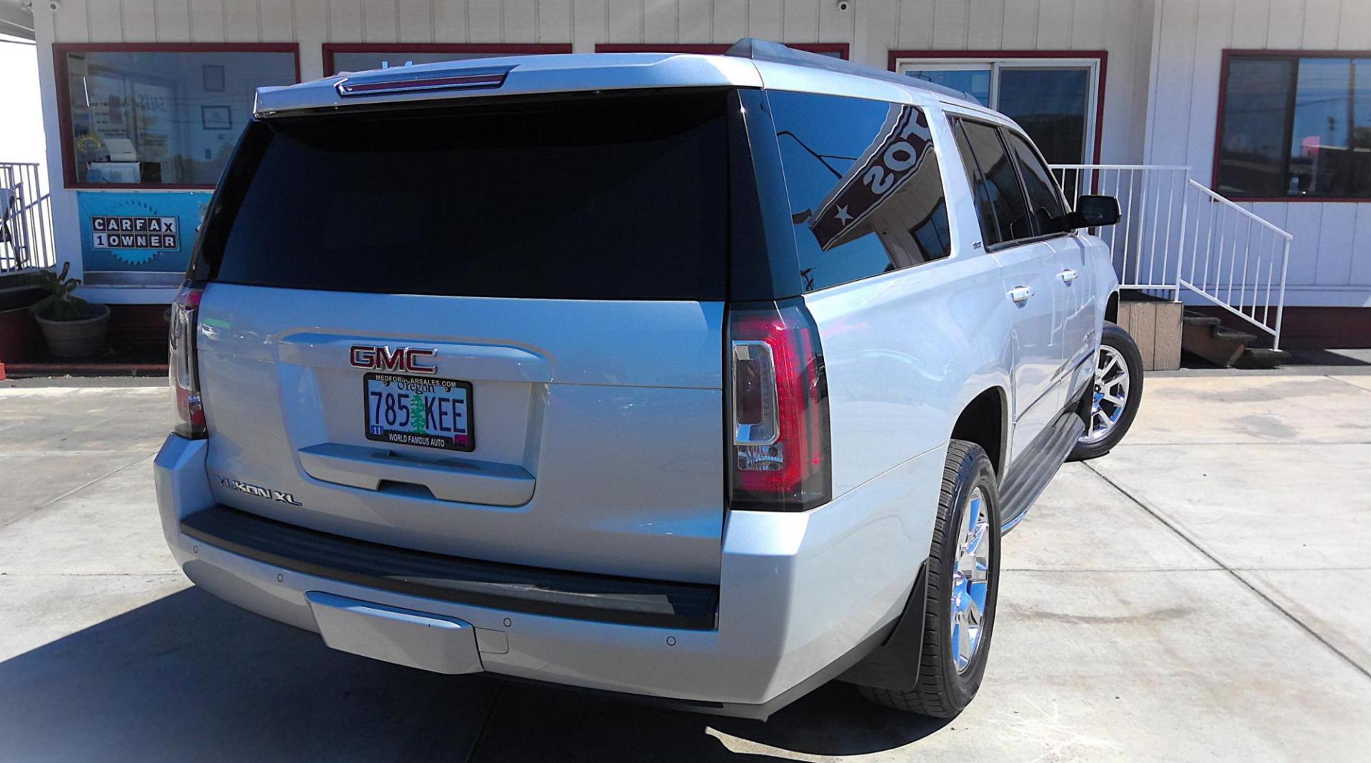 2015 SILVER GMC Yukon XL SLT 1/2 Ton 4WD (1GKS2HKC3FR) with an 5.3L V8 OHV 16V engine, 6-Speed Automatic transmission, located at 502 S. Riverside Avenue, Medford, OR, 97501, (541) 773-3136, 42.322803, -122.867477 - Photo#2