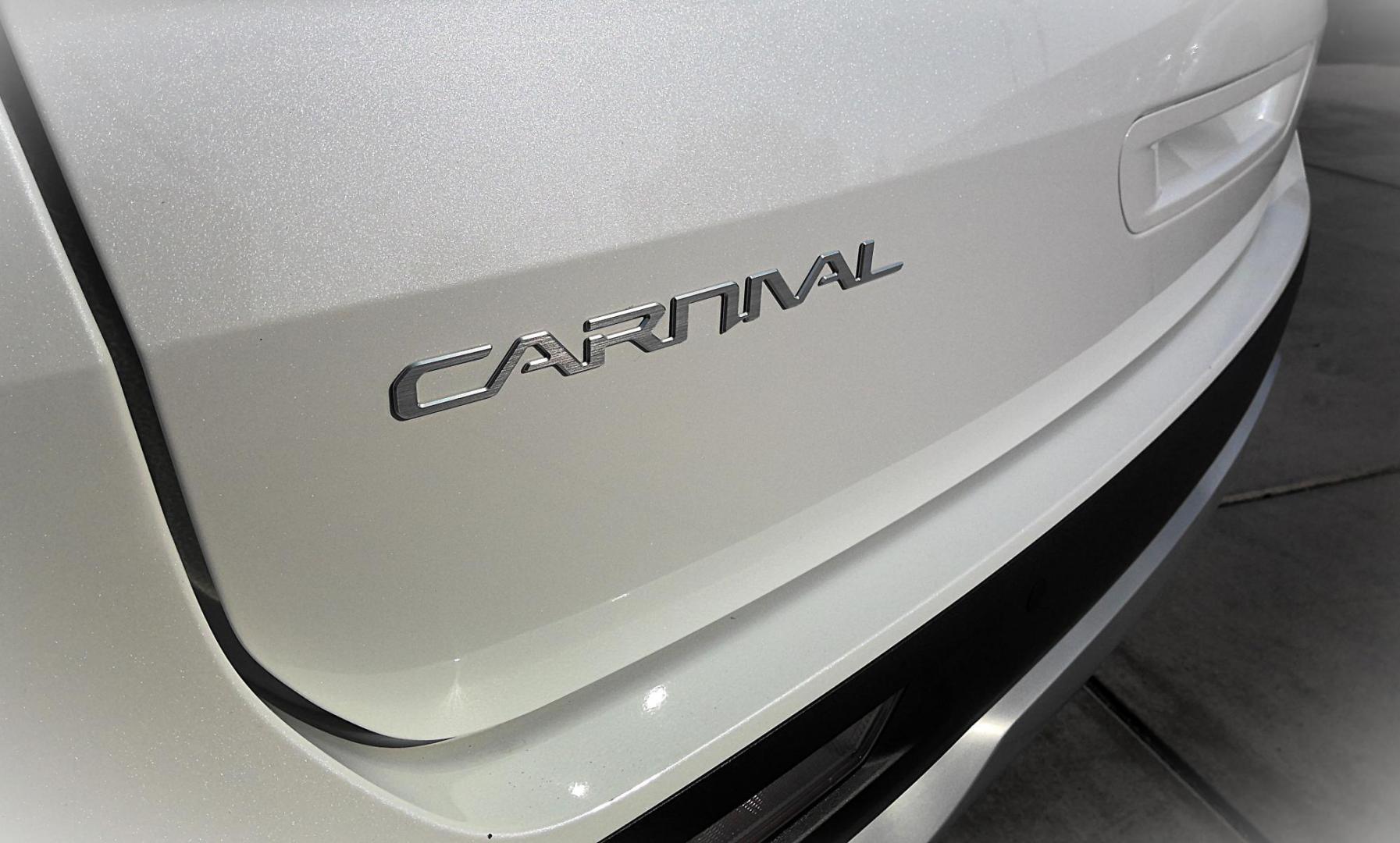 2024 WHITE Kia Carnival LX Seat Package (KNDNB4H38R6) with an 3.5L V6 DOHC 24V engine, 8A transmission, located at 502 S. Riverside Avenue, Medford, OR, 97501, (541) 773-3136, 42.322803, -122.867477 - Photo#3