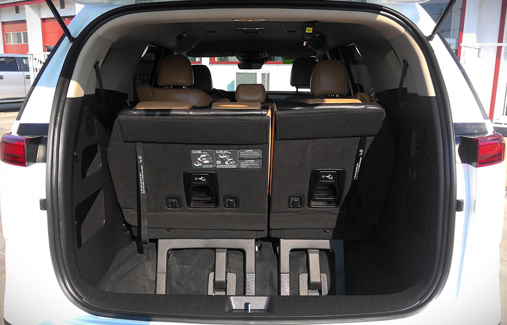 2024 WHITE Kia Carnival LX Seat Package (KNDNB4H38R6) with an 3.5L V6 DOHC 24V engine, 8A transmission, located at 502 S. Riverside Avenue, Medford, OR, 97501, (541) 773-3136, 42.322803, -122.867477 - Photo#4