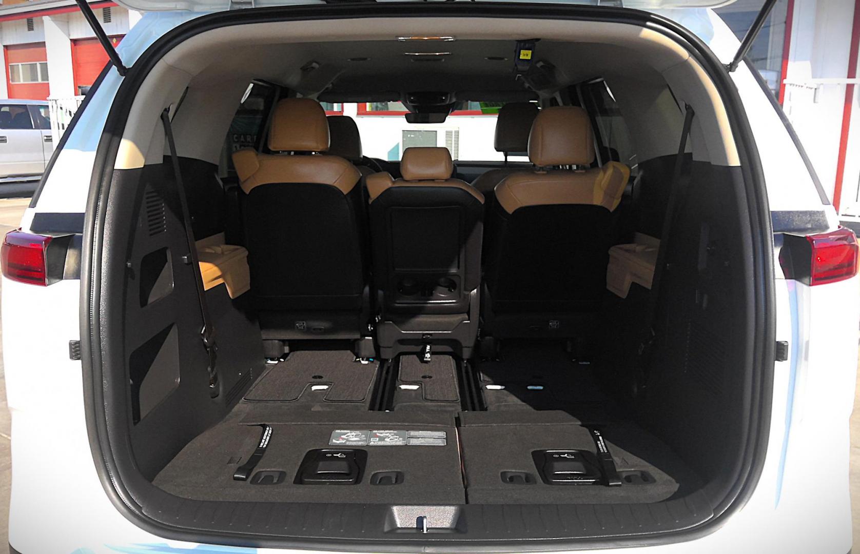 2024 WHITE Kia Carnival LX Seat Package (KNDNB4H38R6) with an 3.5L V6 DOHC 24V engine, 8A transmission, located at 502 S. Riverside Avenue, Medford, OR, 97501, (541) 773-3136, 42.322803, -122.867477 - Photo#5