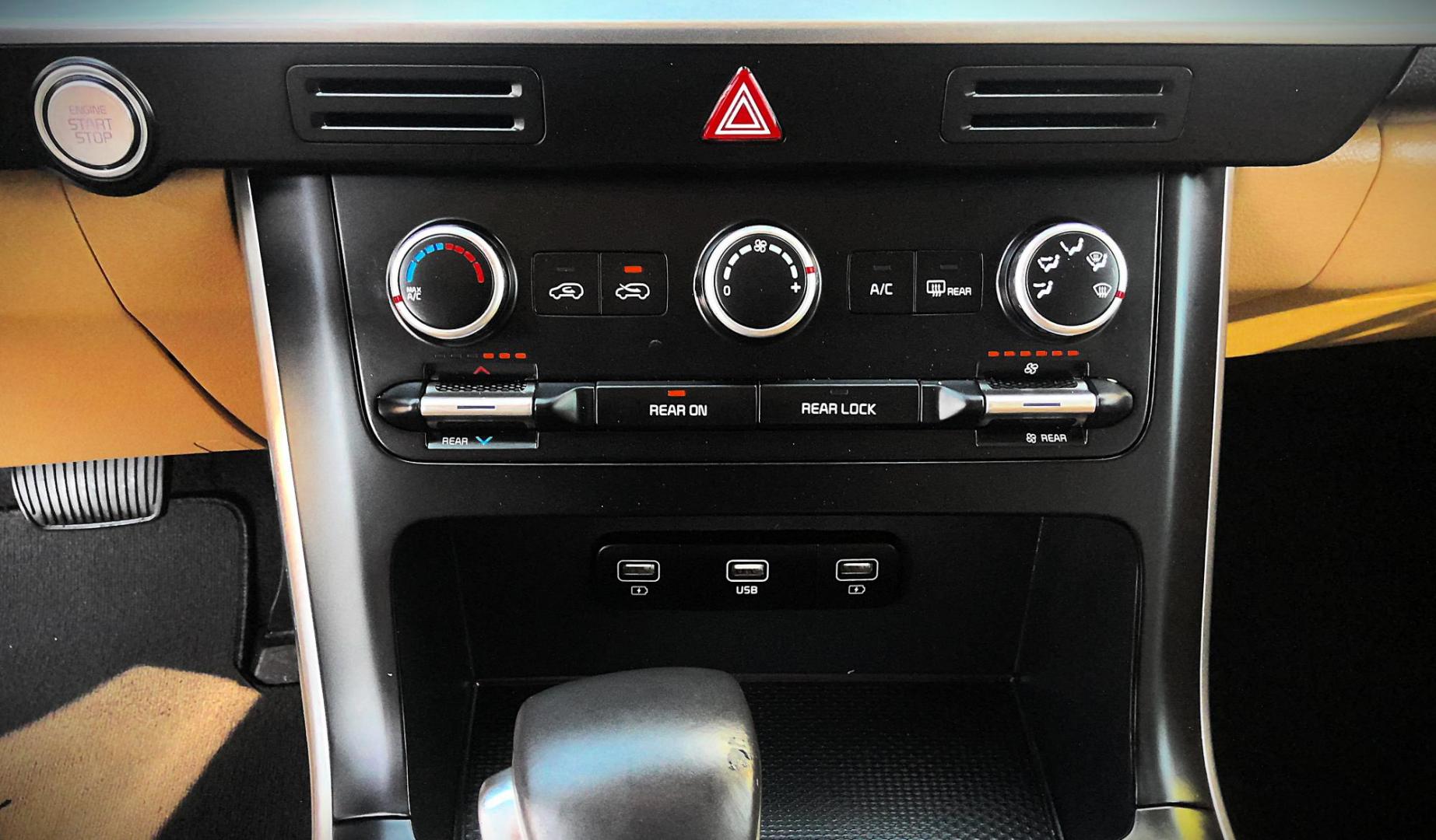 2024 WHITE Kia Carnival LX Seat Package (KNDNB4H38R6) with an 3.5L V6 DOHC 24V engine, 8A transmission, located at 502 S. Riverside Avenue, Medford, OR, 97501, (541) 773-3136, 42.322803, -122.867477 - Photo#12