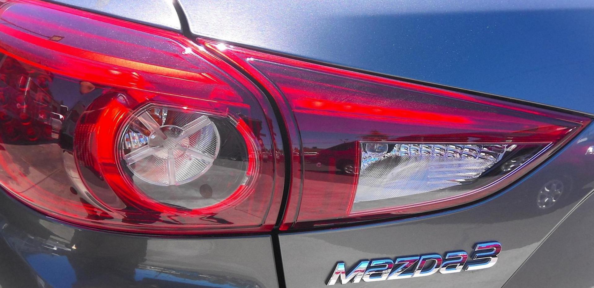 2017 GRAY Mazda MAZDA3 s Grand Touring AT 5-Door (JM1BN1M35H1) with an 2.5L L4 DOHC 16V engine, 6A transmission, located at 502 S. Riverside Avenue, Medford, OR, 97501, (541) 773-3136, 42.322803, -122.867477 - Photo#4