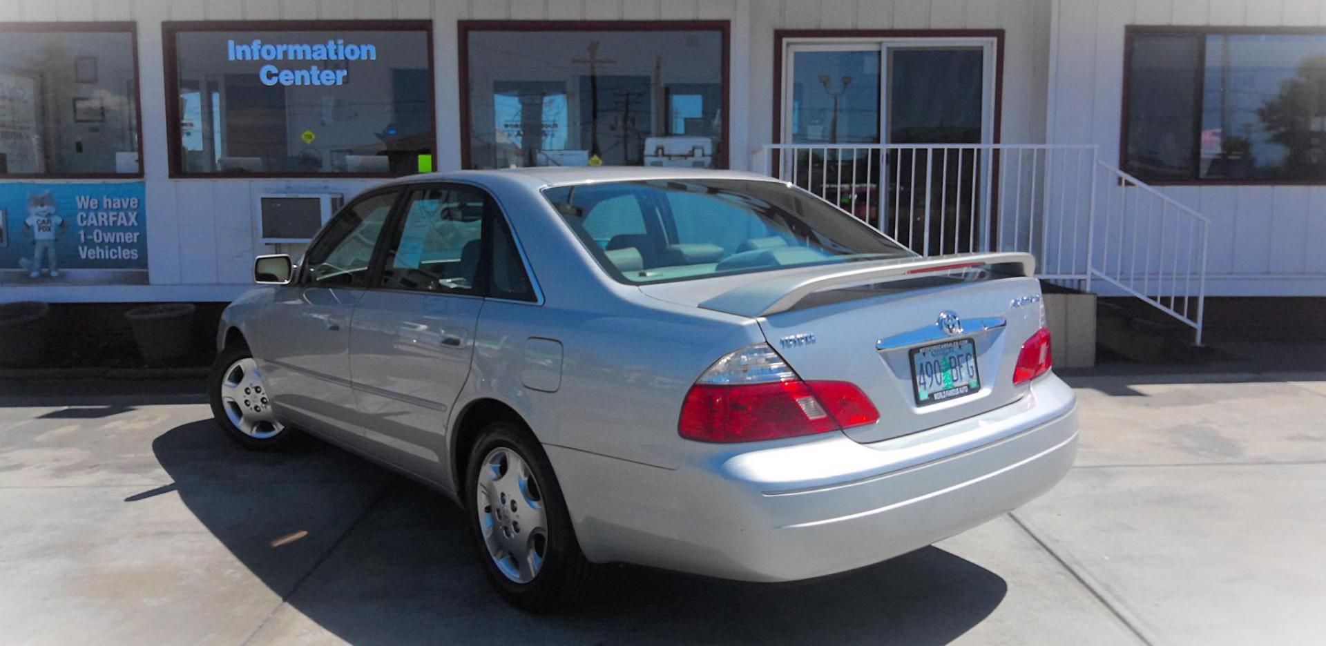 2004 SILVER Toyota Avalon XL (4T1BF28BX4U) with an 3.0L V6 DOHC 24V engine, 4-Speed Automatic Overdrive transmission, located at 502 S. Riverside Avenue, Medford, OR, 97501, (541) 773-3136, 42.322803, -122.867477 - Photo#2