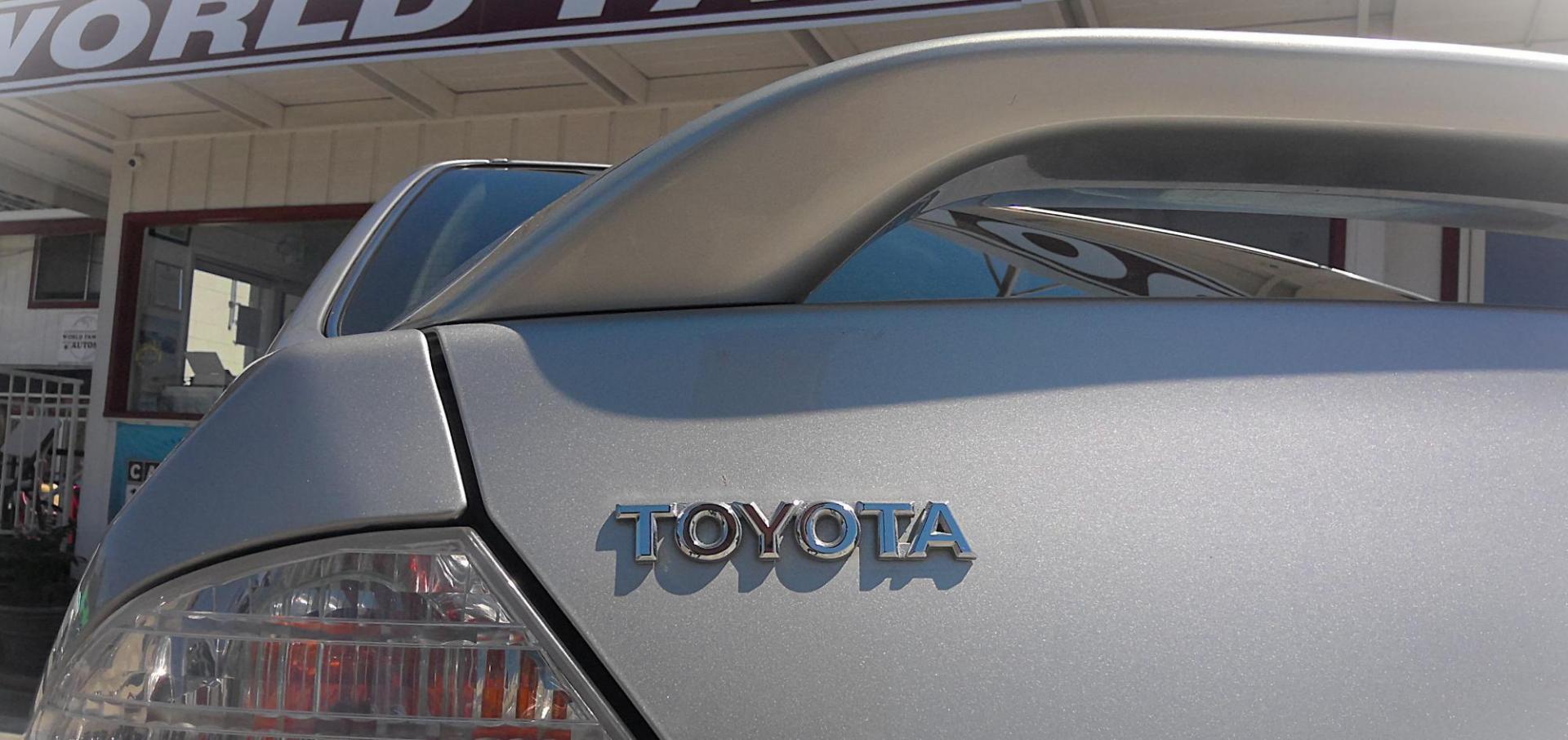 2004 SILVER Toyota Avalon XL (4T1BF28BX4U) with an 3.0L V6 DOHC 24V engine, 4-Speed Automatic Overdrive transmission, located at 502 S. Riverside Avenue, Medford, OR, 97501, (541) 773-3136, 42.322803, -122.867477 - Photo#3