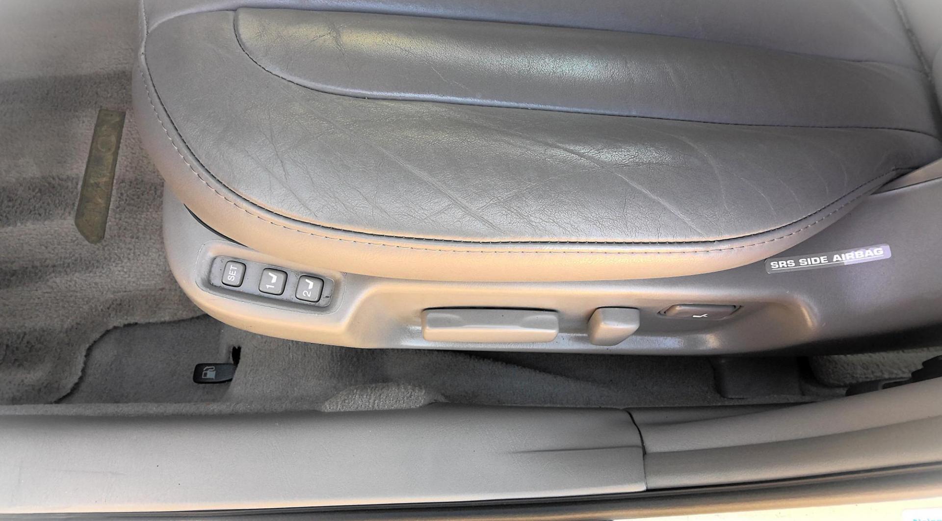 2004 SILVER Toyota Avalon XL (4T1BF28BX4U) with an 3.0L V6 DOHC 24V engine, 4-Speed Automatic Overdrive transmission, located at 502 S. Riverside Avenue, Medford, OR, 97501, (541) 773-3136, 42.322803, -122.867477 - Photo#16