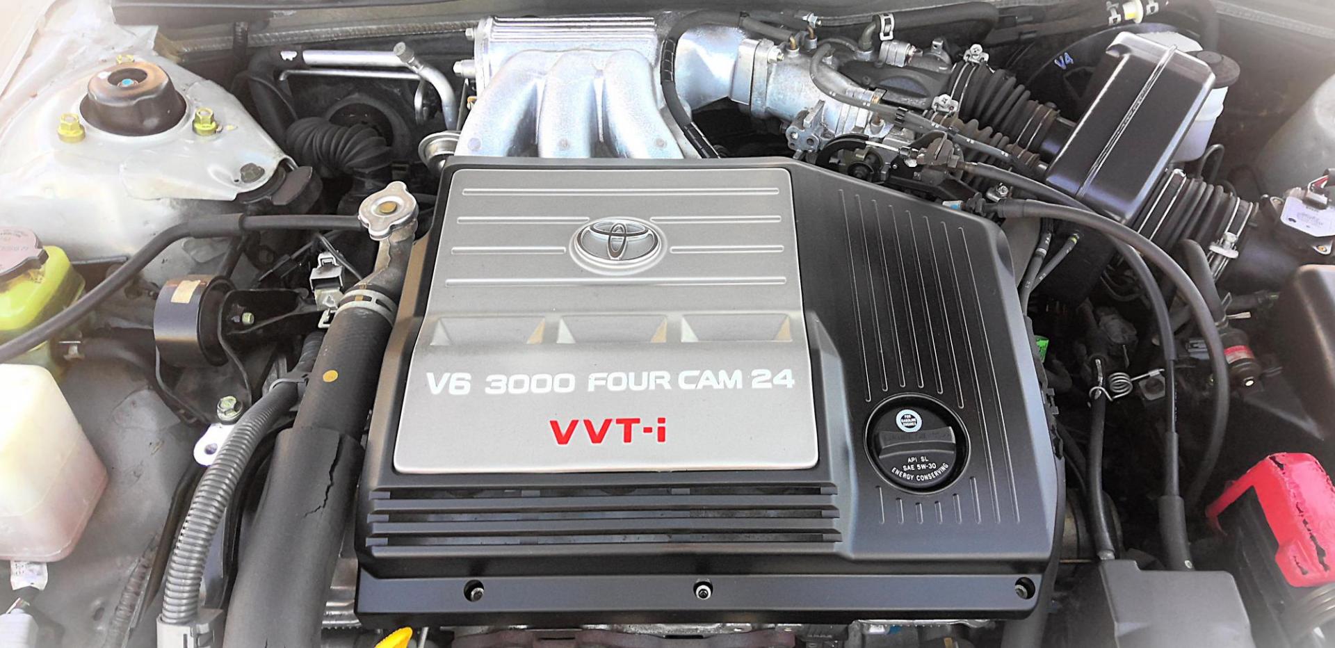 2004 SILVER Toyota Avalon XL (4T1BF28BX4U) with an 3.0L V6 DOHC 24V engine, 4-Speed Automatic Overdrive transmission, located at 502 S. Riverside Avenue, Medford, OR, 97501, (541) 773-3136, 42.322803, -122.867477 - Photo#17