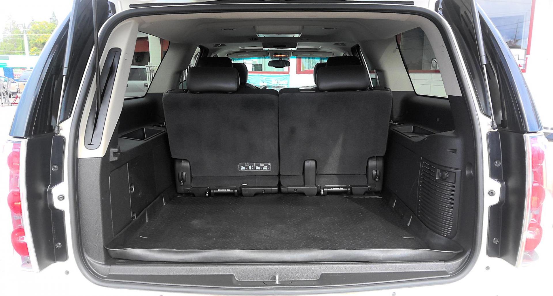 2013 WHITE GMC Yukon Denali XL 4WD (1GKS2MEF6DR) with an 6.2L V8 OHV 16V engine, 6-Speed Automatic transmission, located at 502 S. Riverside Avenue, Medford, OR, 97501, (541) 773-3136, 42.322803, -122.867477 - Photo#3