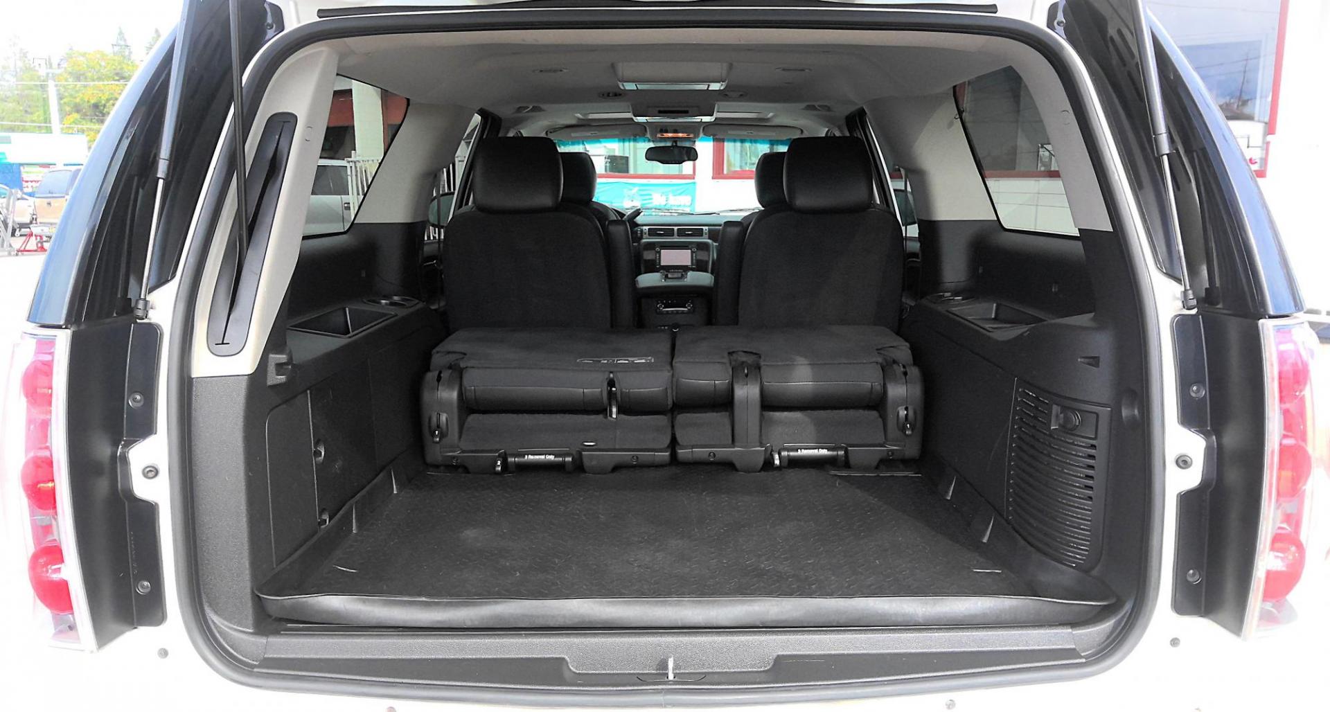 2013 WHITE GMC Yukon Denali XL 4WD (1GKS2MEF6DR) with an 6.2L V8 OHV 16V engine, 6-Speed Automatic transmission, located at 502 S. Riverside Avenue, Medford, OR, 97501, (541) 773-3136, 42.322803, -122.867477 - Photo#4