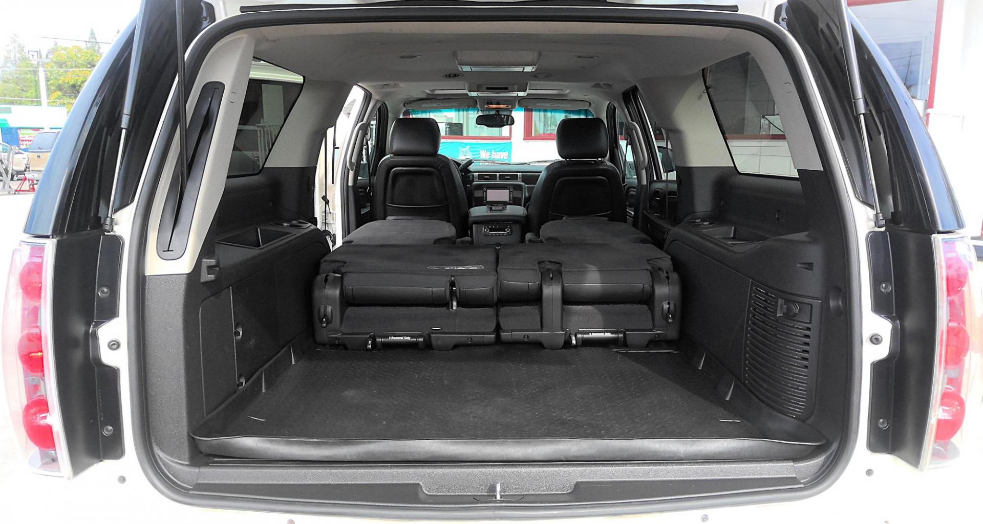 2013 WHITE GMC Yukon Denali XL 4WD (1GKS2MEF6DR) with an 6.2L V8 OHV 16V engine, 6-Speed Automatic transmission, located at 502 S. Riverside Avenue, Medford, OR, 97501, (541) 773-3136, 42.322803, -122.867477 - Photo#5