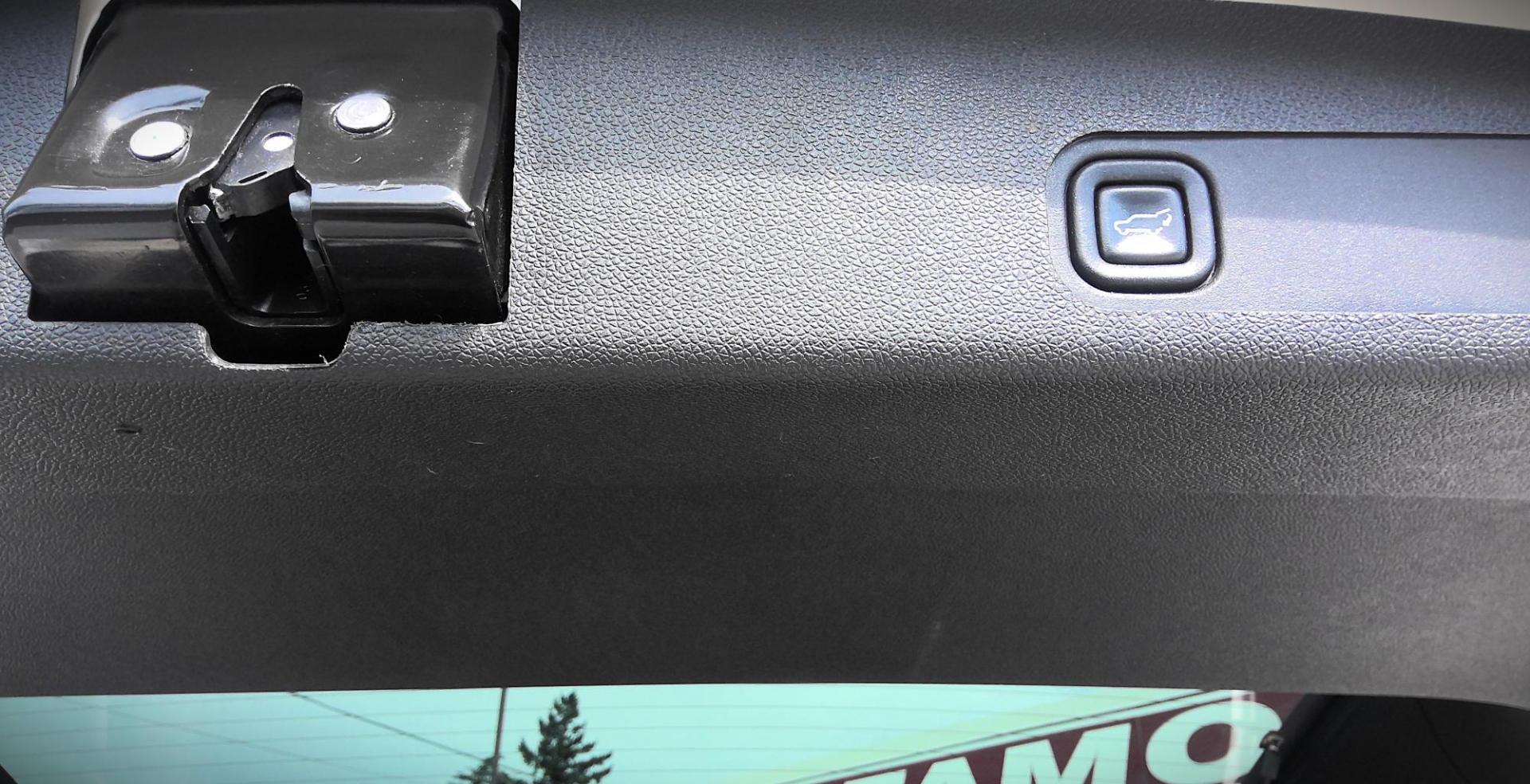 2013 WHITE GMC Yukon Denali XL 4WD (1GKS2MEF6DR) with an 6.2L V8 OHV 16V engine, 6-Speed Automatic transmission, located at 502 S. Riverside Avenue, Medford, OR, 97501, (541) 773-3136, 42.322803, -122.867477 - Photo#6