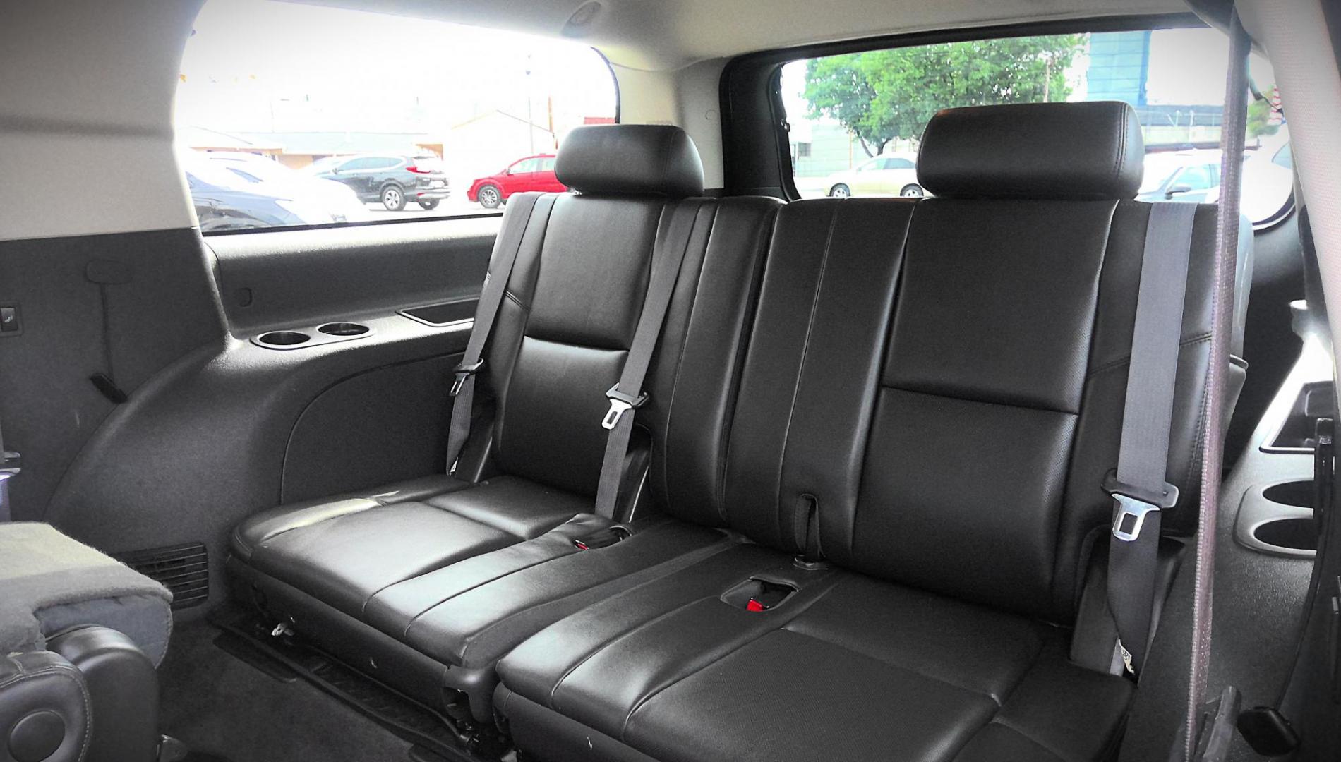 2013 WHITE GMC Yukon Denali XL 4WD (1GKS2MEF6DR) with an 6.2L V8 OHV 16V engine, 6-Speed Automatic transmission, located at 502 S. Riverside Avenue, Medford, OR, 97501, (541) 773-3136, 42.322803, -122.867477 - Photo#7