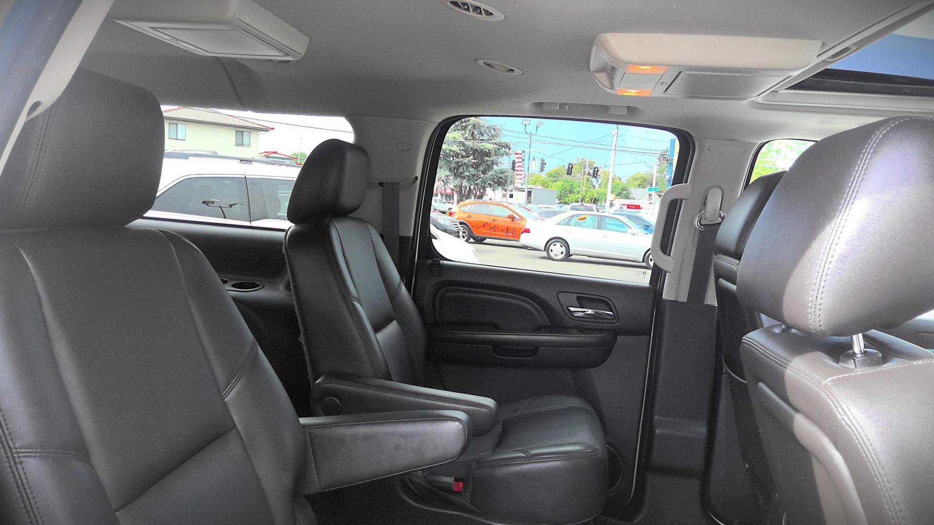 2013 WHITE GMC Yukon Denali XL 4WD (1GKS2MEF6DR) with an 6.2L V8 OHV 16V engine, 6-Speed Automatic transmission, located at 502 S. Riverside Avenue, Medford, OR, 97501, (541) 773-3136, 42.322803, -122.867477 - Photo#8