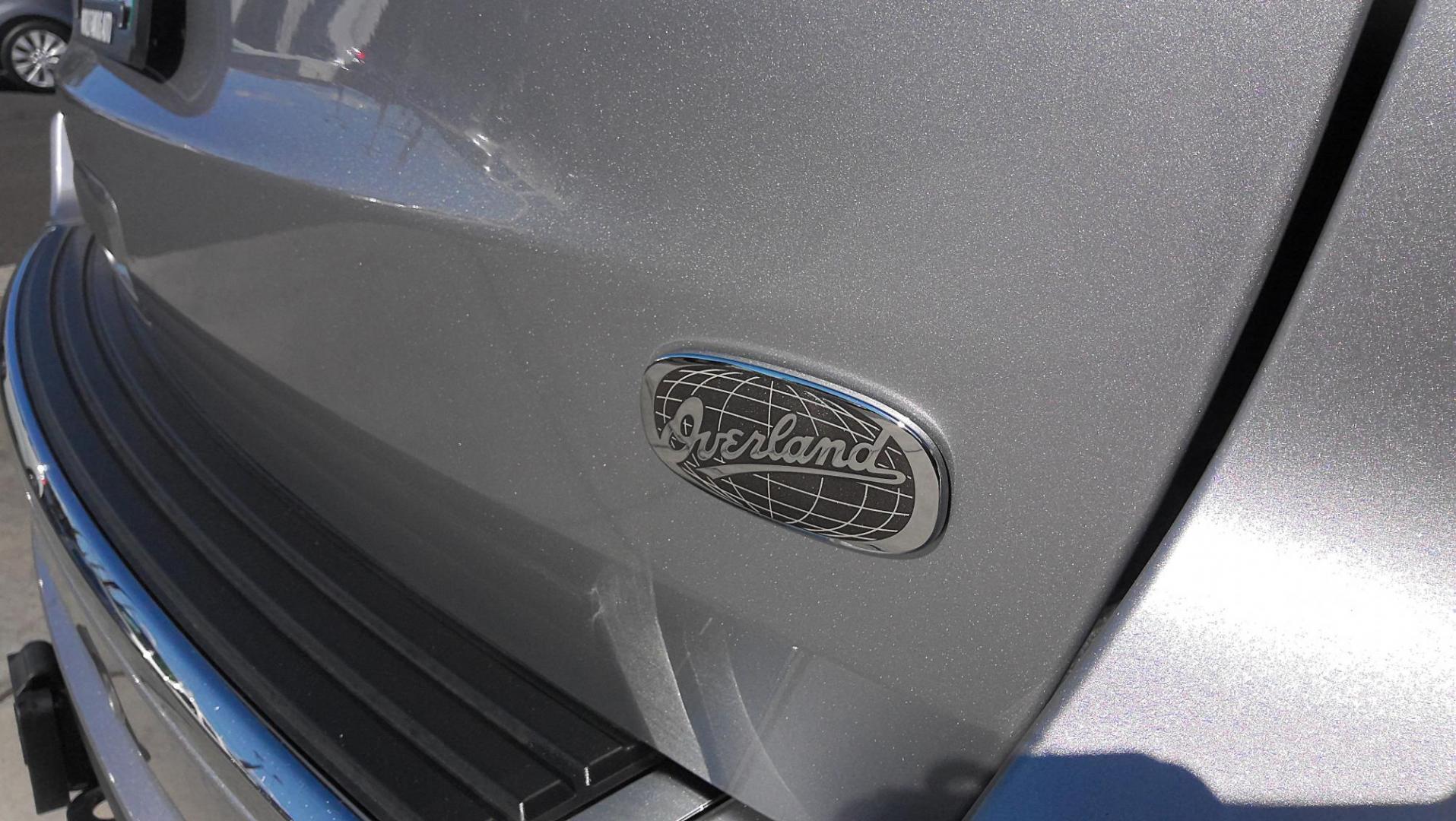 2014 GRAY Jeep Grand Cherokee Overland 4WD (1C4RJFCM3EC) with an 3.0L V6 DOHC 24V DIESEL engine, 5-Speed Automatic transmission, located at 502 S. Riverside Avenue, Medford, OR, 97501, (541) 773-3136, 42.322803, -122.867477 - Photo#4