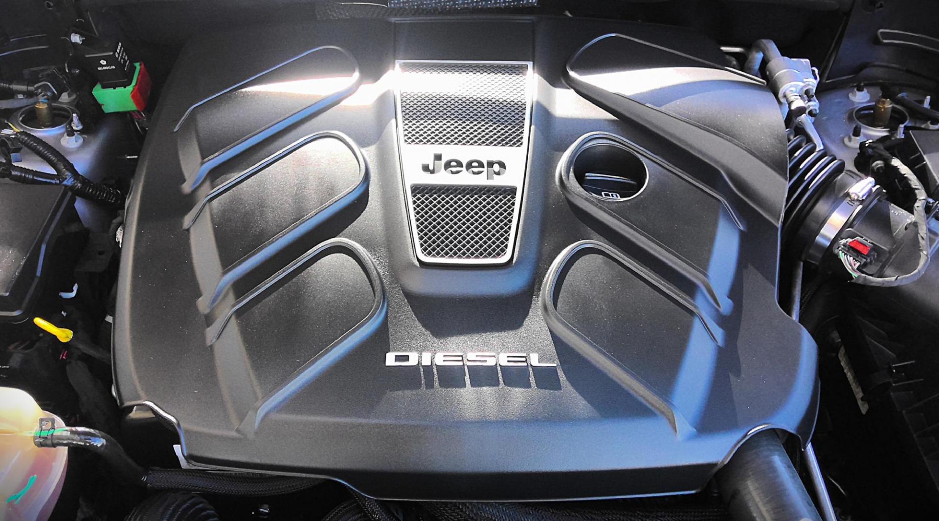 2014 GRAY Jeep Grand Cherokee Overland 4WD (1C4RJFCM3EC) with an 3.0L V6 DOHC 24V DIESEL engine, 5-Speed Automatic transmission, located at 502 S. Riverside Avenue, Medford, OR, 97501, (541) 773-3136, 42.322803, -122.867477 - Photo#16