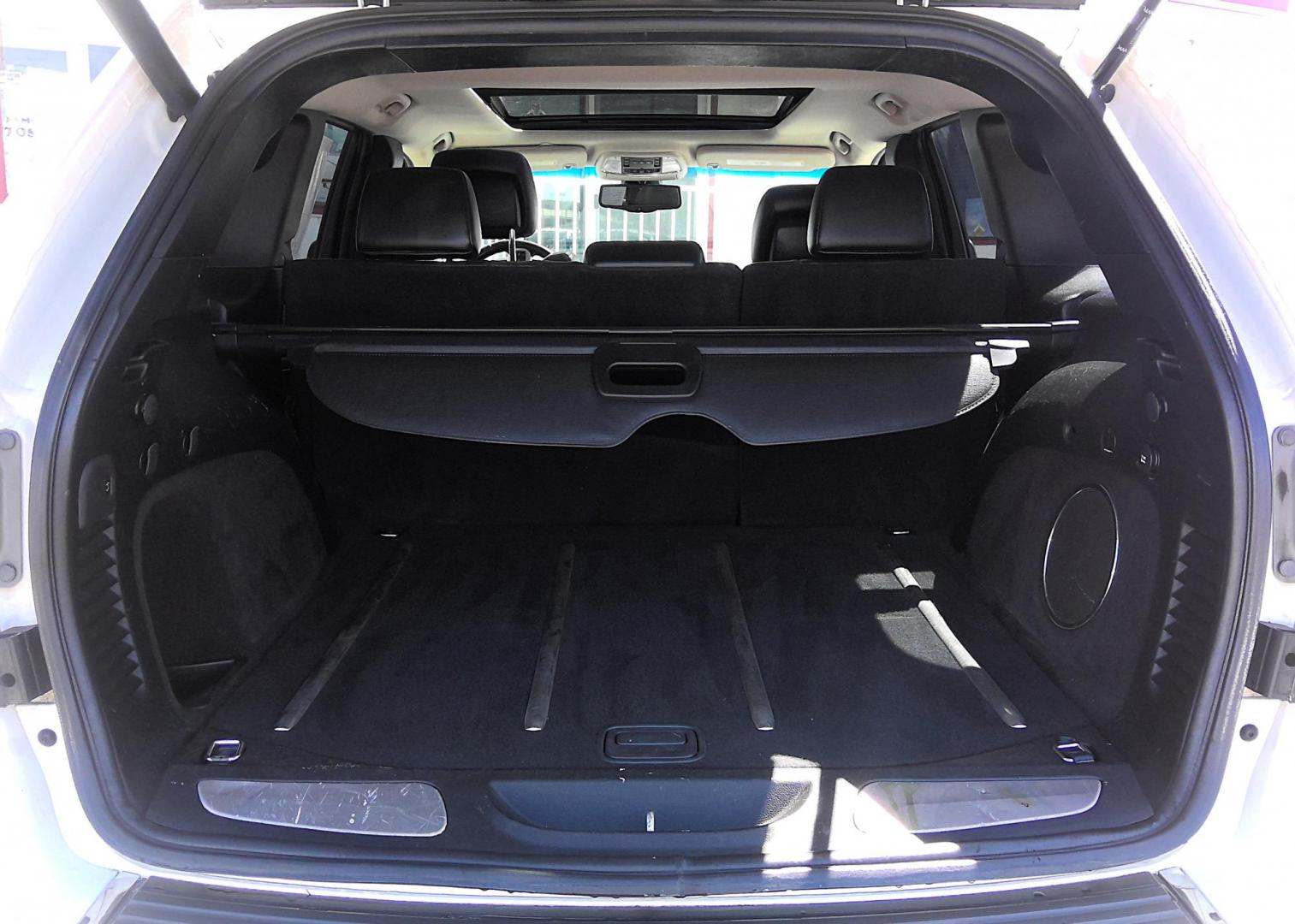 2012 WHITE Jeep Grand Cherokee Limited 4WD (1C4RJFBT8CC) with an 5.7L V8 OHV 16V engine, 5-Speed Automatic transmission, located at 502 S. Riverside Avenue, Medford, OR, 97501, (541) 773-3136, 42.322803, -122.867477 - Photo#4