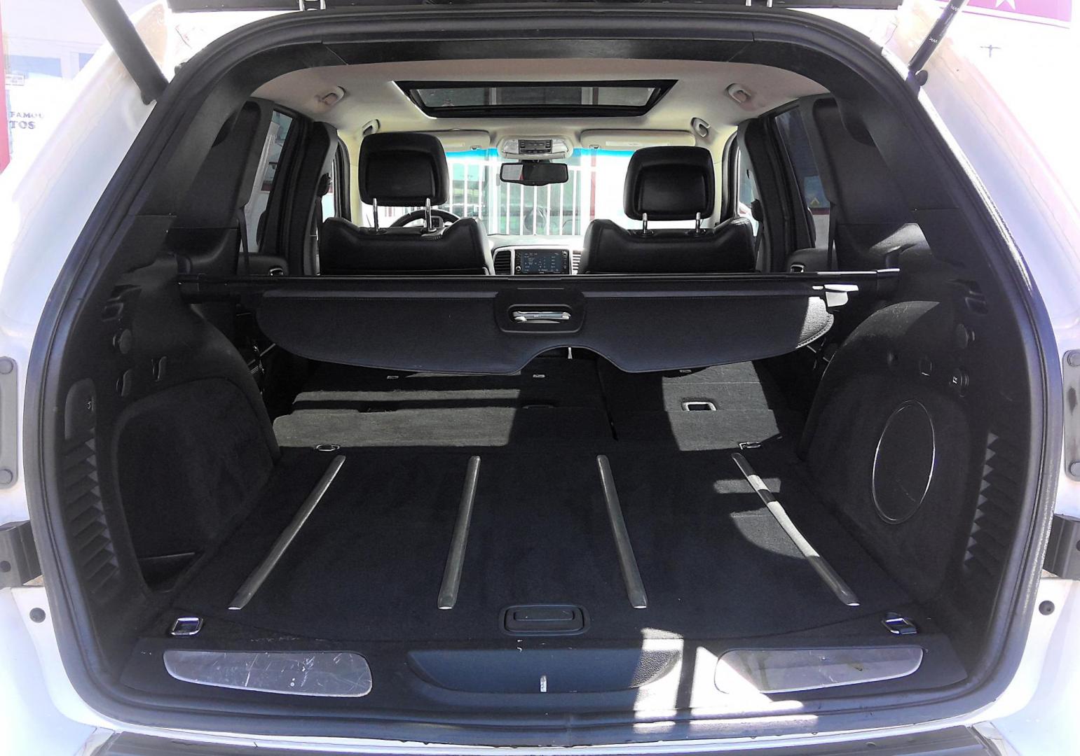 2012 WHITE Jeep Grand Cherokee Limited 4WD (1C4RJFBT8CC) with an 5.7L V8 OHV 16V engine, 5-Speed Automatic transmission, located at 502 S. Riverside Avenue, Medford, OR, 97501, (541) 773-3136, 42.322803, -122.867477 - Photo#5