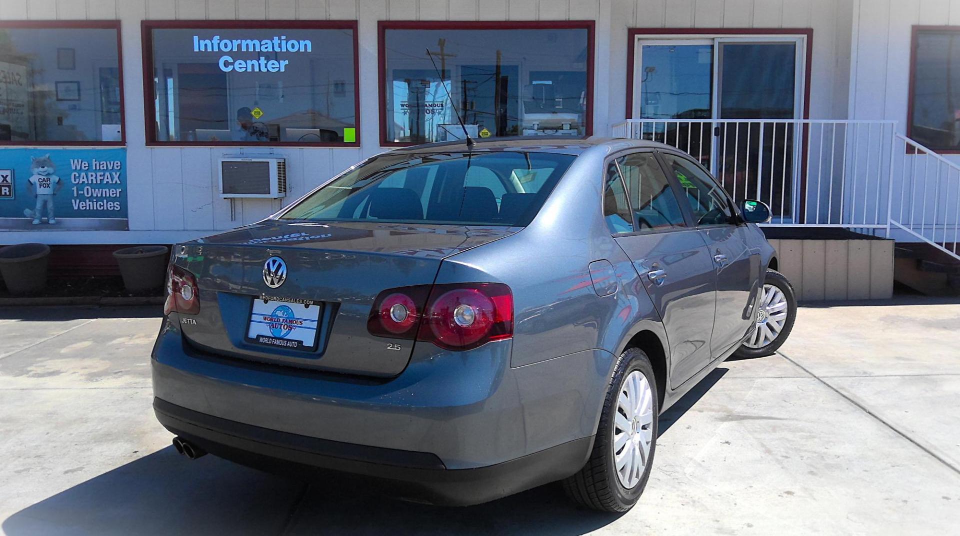 2010 GRAY Volkswagen Jetta S PZEV (3VWJZ7AJXAM) with an 2.5L L5 DOHC 20V engine, located at 502 S. Riverside Avenue, Medford, OR, 97501, (541) 773-3136, 42.322803, -122.867477 - Photo#2