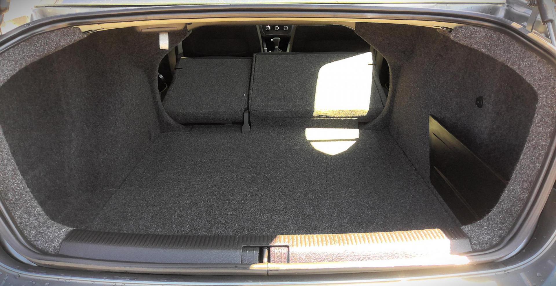 2010 GRAY Volkswagen Jetta S PZEV (3VWJZ7AJXAM) with an 2.5L L5 DOHC 20V engine, located at 502 S. Riverside Avenue, Medford, OR, 97501, (541) 773-3136, 42.322803, -122.867477 - Photo#4