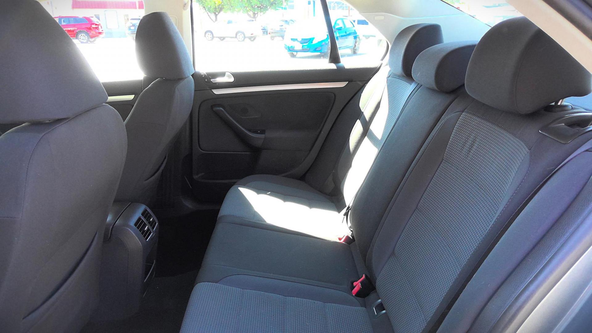 2010 GRAY Volkswagen Jetta S PZEV (3VWJZ7AJXAM) with an 2.5L L5 DOHC 20V engine, located at 502 S. Riverside Avenue, Medford, OR, 97501, (541) 773-3136, 42.322803, -122.867477 - Photo#5