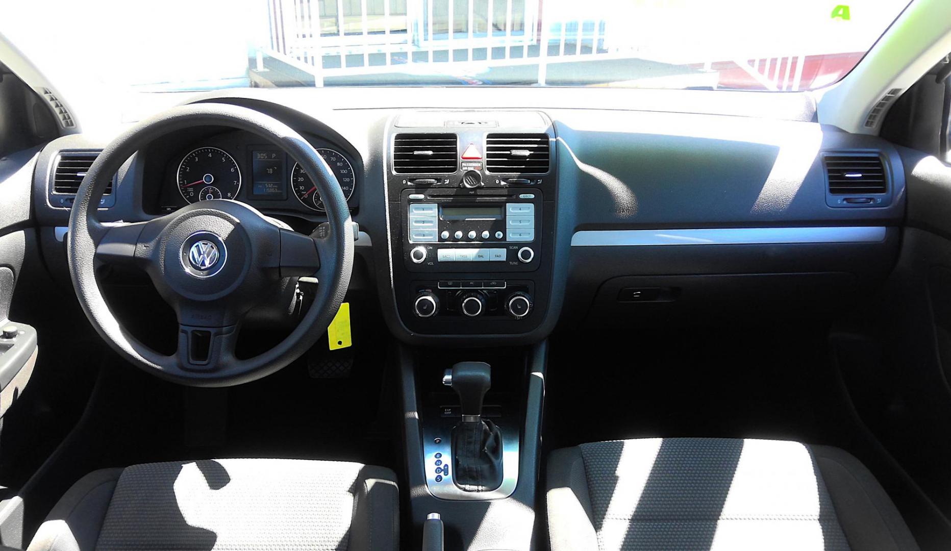 2010 GRAY Volkswagen Jetta S PZEV (3VWJZ7AJXAM) with an 2.5L L5 DOHC 20V engine, located at 502 S. Riverside Avenue, Medford, OR, 97501, (541) 773-3136, 42.322803, -122.867477 - Photo#7
