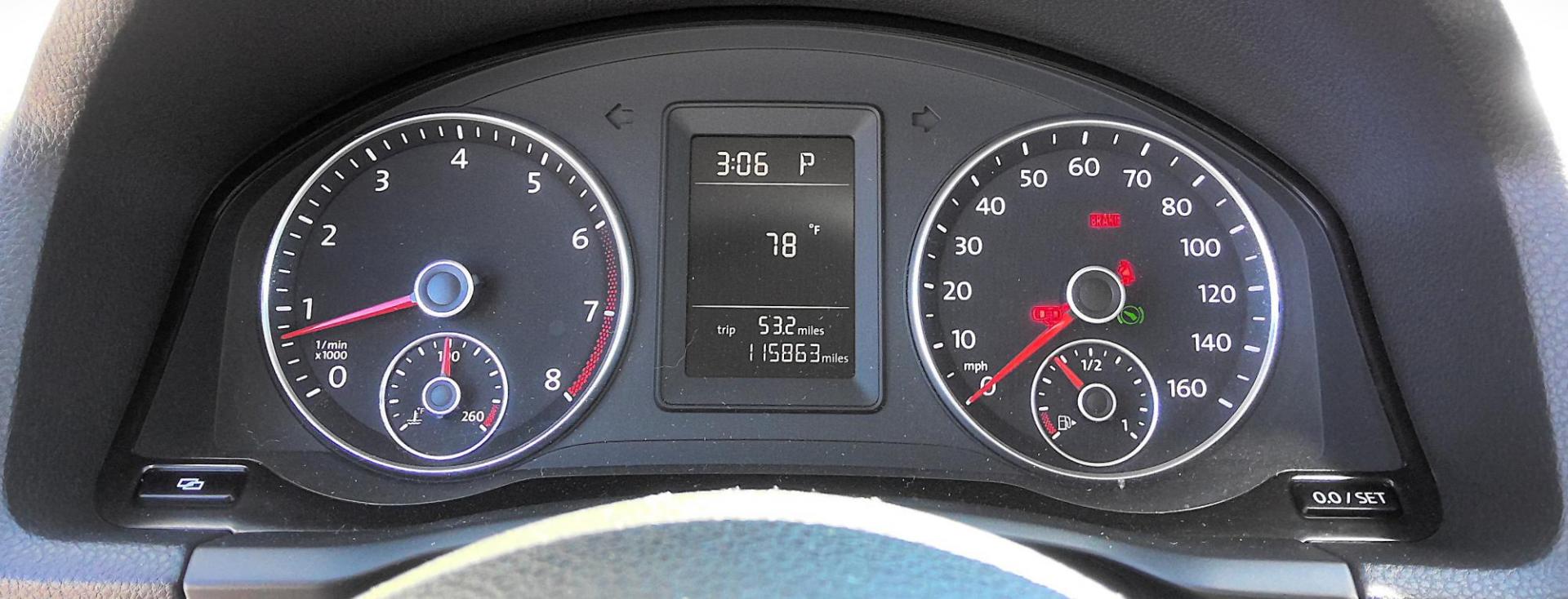 2010 GRAY Volkswagen Jetta S PZEV (3VWJZ7AJXAM) with an 2.5L L5 DOHC 20V engine, located at 502 S. Riverside Avenue, Medford, OR, 97501, (541) 773-3136, 42.322803, -122.867477 - Photo#9