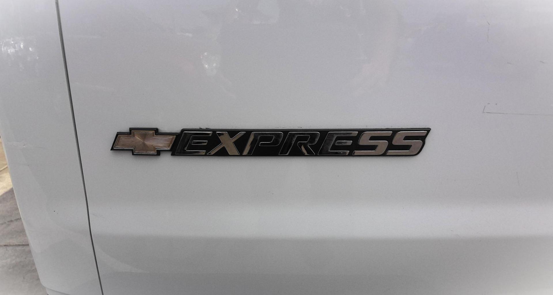 2020 WHITE Chevrolet Express 2500 Cargo (1GCWGAFP5L1) with an 4.3L V6 engine, 6A transmission, located at 502 S. Riverside Avenue, Medford, OR, 97501, (541) 773-3136, 42.322803, -122.867477 - Photo#5