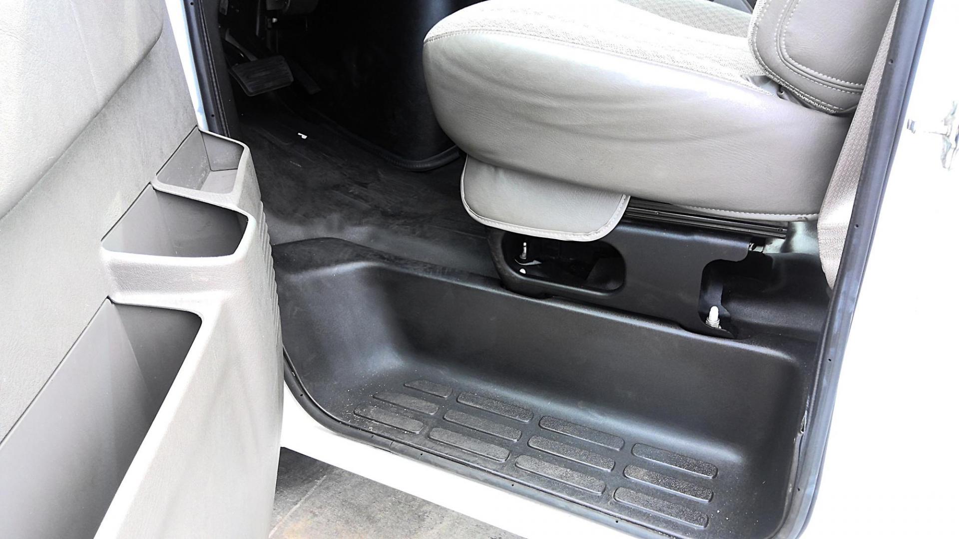 2020 WHITE Chevrolet Express 2500 Cargo (1GCWGAFP5L1) with an 4.3L V6 engine, 6A transmission, located at 502 S. Riverside Avenue, Medford, OR, 97501, (541) 773-3136, 42.322803, -122.867477 - Photo#11