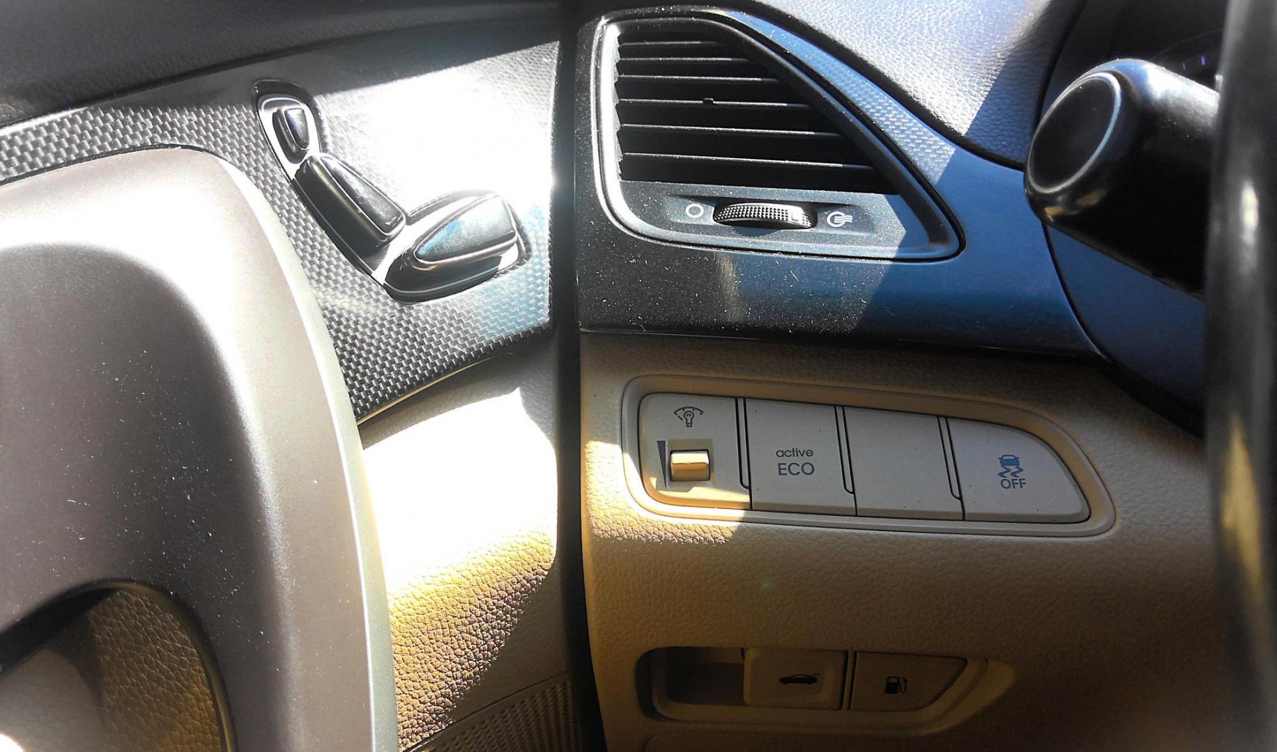 2013 GRAY Hyundai Azera 3.3L (KMHFG4JG6DA) with an 3.3L V6 DOHC 24V engine, 6-Speed Automatic transmission, located at 502 S. Riverside Avenue, Medford, OR, 97501, (541) 773-3136, 42.322803, -122.867477 - Photo#11