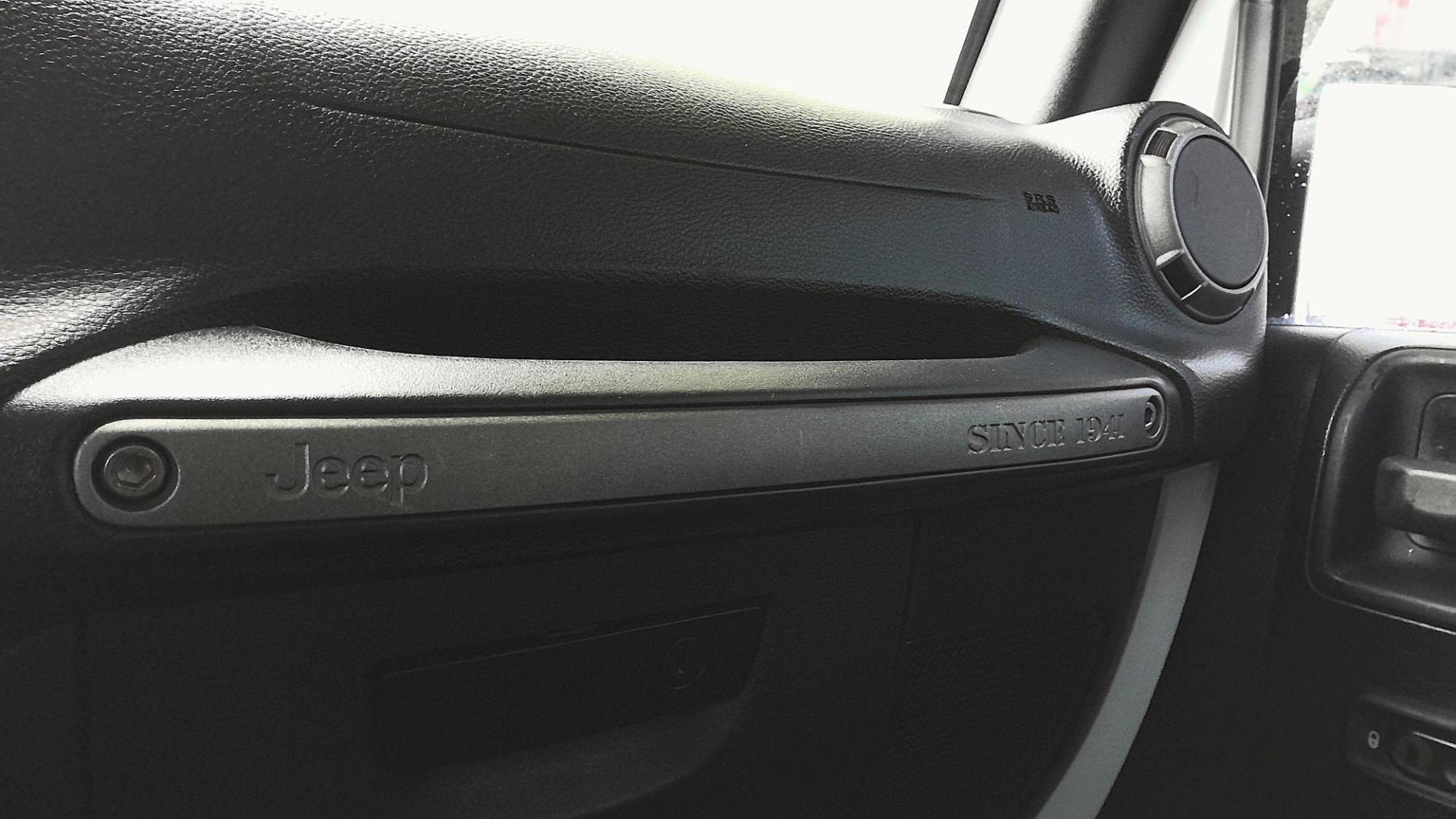 2016 WHITE Jeep Wrangler Unlimited Sport 4WD (1C4BJWDG0GL) with an 3.6L V6 DOHC 24V FFV engine, located at 502 S. Riverside Avenue, Medford, OR, 97501, (541) 773-3136, 42.322803, -122.867477 - Photo#15