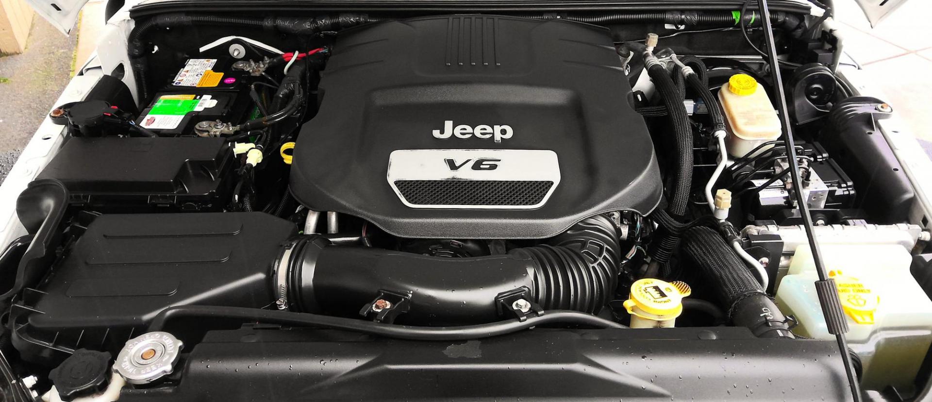 2016 WHITE Jeep Wrangler Unlimited Sport 4WD (1C4BJWDG0GL) with an 3.6L V6 DOHC 24V FFV engine, located at 502 S. Riverside Avenue, Medford, OR, 97501, (541) 773-3136, 42.322803, -122.867477 - Photo#17