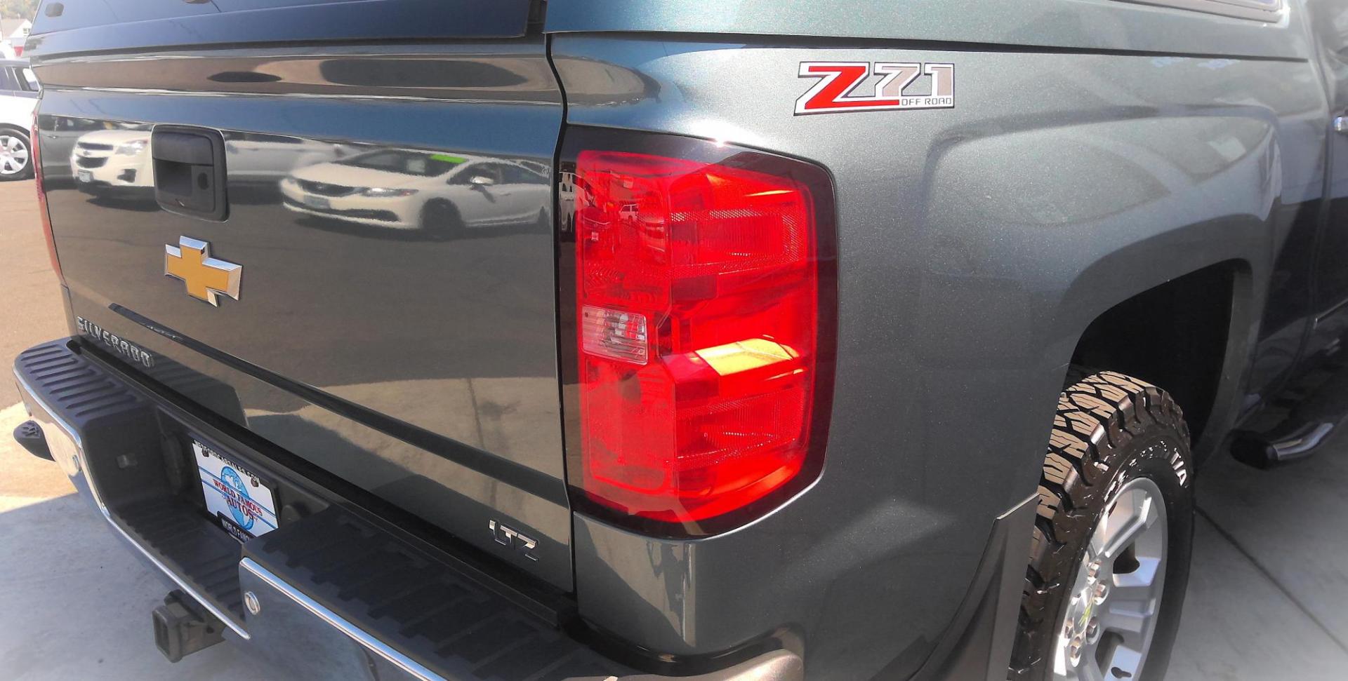 2014 BLUE Chevrolet Silverado 1500 1LZ Crew Cab 4WD (3GCUKSECXEG) with an 5.3L V8 OHV 16V engine, 6-Speed Automatic transmission, located at 502 S. Riverside Avenue, Medford, OR, 97501, (541) 773-3136, 42.322803, -122.867477 - Photo#4