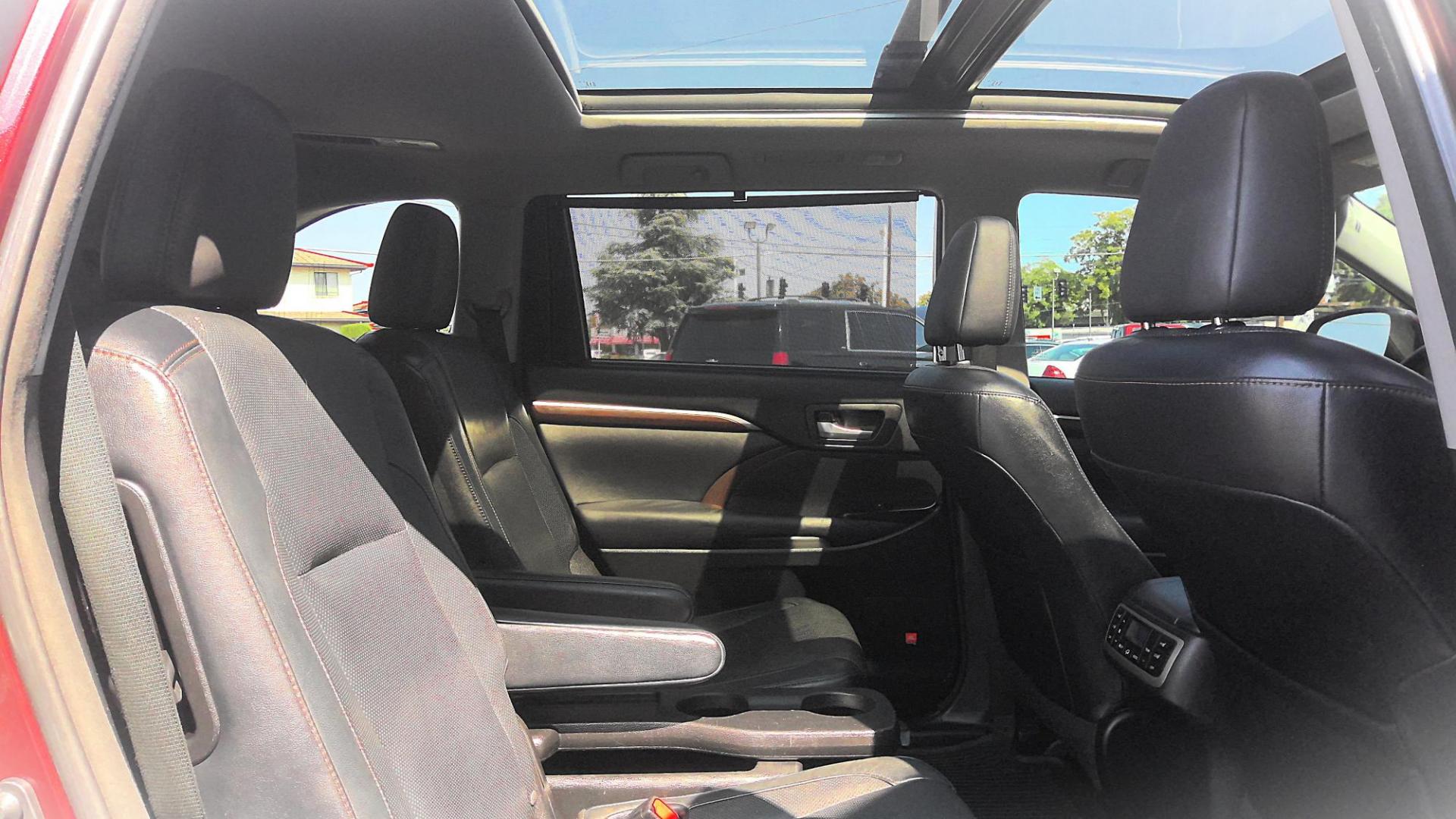 2014 RED Toyota Highlander Limited AWD V6 (5TDDKRFH7ES) with an 3.5L V6 DOHC 24V engine, 6-Speed Automatic transmission, located at 502 S. Riverside Avenue, Medford, OR, 97501, (541) 773-3136, 42.322803, -122.867477 - Photo#10