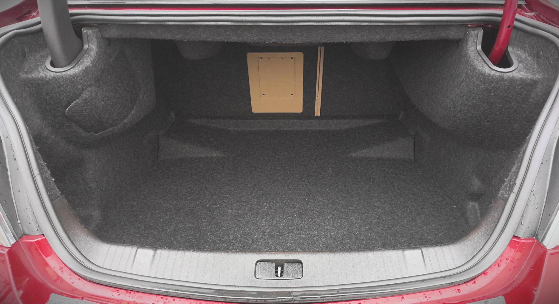 2011 RED Buick LaCrosse CXS (1G4GE5ED0BF) with an 3.6L V6 DOHC 24V engine, 6-Speed Automatic Overdrive transmission, located at 502 S. Riverside Avenue, Medford, OR, 97501, (541) 773-3136, 42.322803, -122.867477 - Photo#5