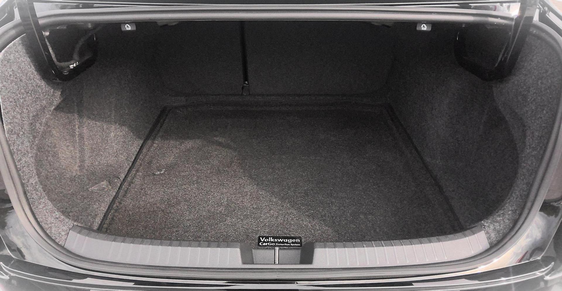 2020 BLACK Volkswagen Jetta 1.4T S 8A (3VWCB7BU1LM) with an 1.4L L4 DOHC 20V engine, 8A transmission, located at 502 S. Riverside Avenue, Medford, OR, 97501, (541) 773-3136, 42.322803, -122.867477 - Photo#4