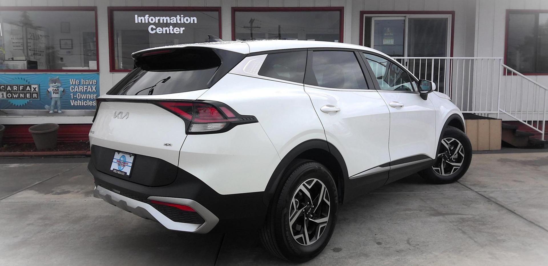 2024 WHITE Kia Sportage LX AWD (KNDPUCDF0R7) with an 2.5L V6 DOHC 24V engine, 8A transmission, located at 502 S. Riverside Avenue, Medford, OR, 97501, (541) 773-3136, 42.322803, -122.867477 - Photo#2