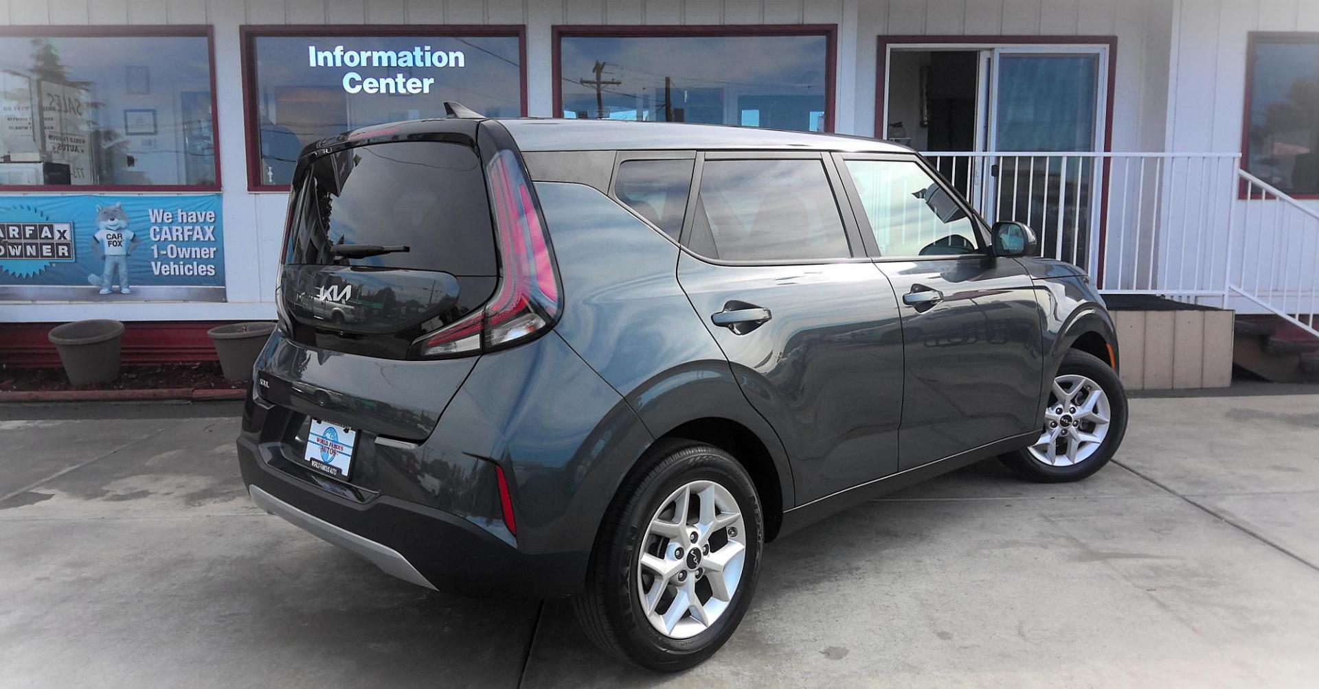 2024 GRAY Kia Soul LX CVT (KNDJ23AU4R7) with an 2.0L L4 DOHC 16V engine, CVT transmission, located at 502 S. Riverside Avenue, Medford, OR, 97501, (541) 773-3136, 42.322803, -122.867477 - Photo#2