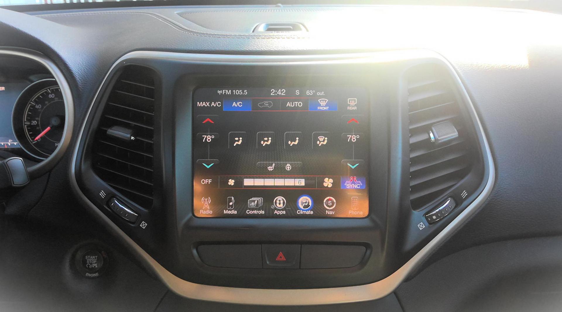 2015 BLUE Jeep Cherokee Limited 4WD (1C4PJMDB2FW) with an 2.4L L4 DOHC 16V engine, 9-Speed Automatic transmission, located at 502 S. Riverside Avenue, Medford, OR, 97501, (541) 773-3136, 42.322803, -122.867477 - Photo#10