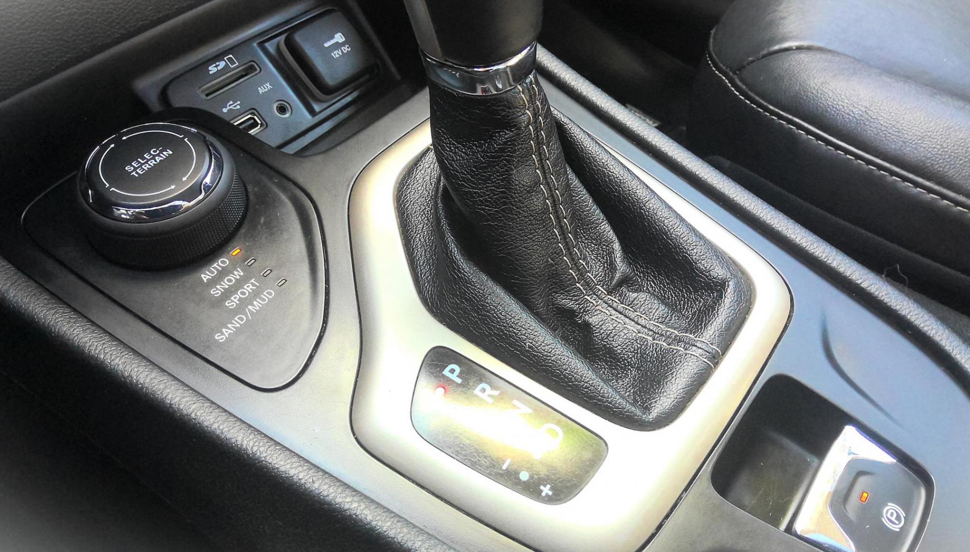 2015 BLUE Jeep Cherokee Limited 4WD (1C4PJMDB2FW) with an 2.4L L4 DOHC 16V engine, 9-Speed Automatic transmission, located at 502 S. Riverside Avenue, Medford, OR, 97501, (541) 773-3136, 42.322803, -122.867477 - Photo#13