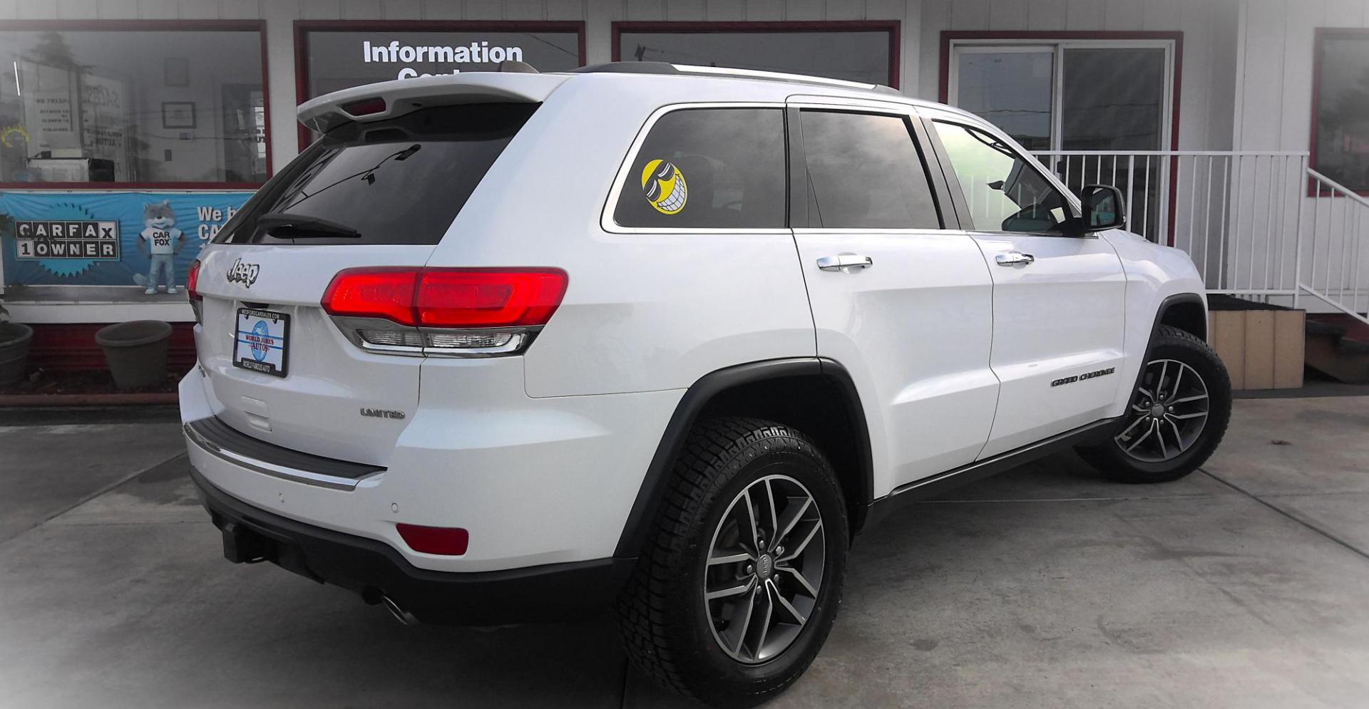 2018 WHITE Jeep Grand Cherokee Limited 4WD (1C4RJFBG6JC) with an 3.6L V6 DOHC 24V engine, 8A transmission, located at 502 S. Riverside Avenue, Medford, OR, 97501, (541) 773-3136, 42.322803, -122.867477 - Photo#2