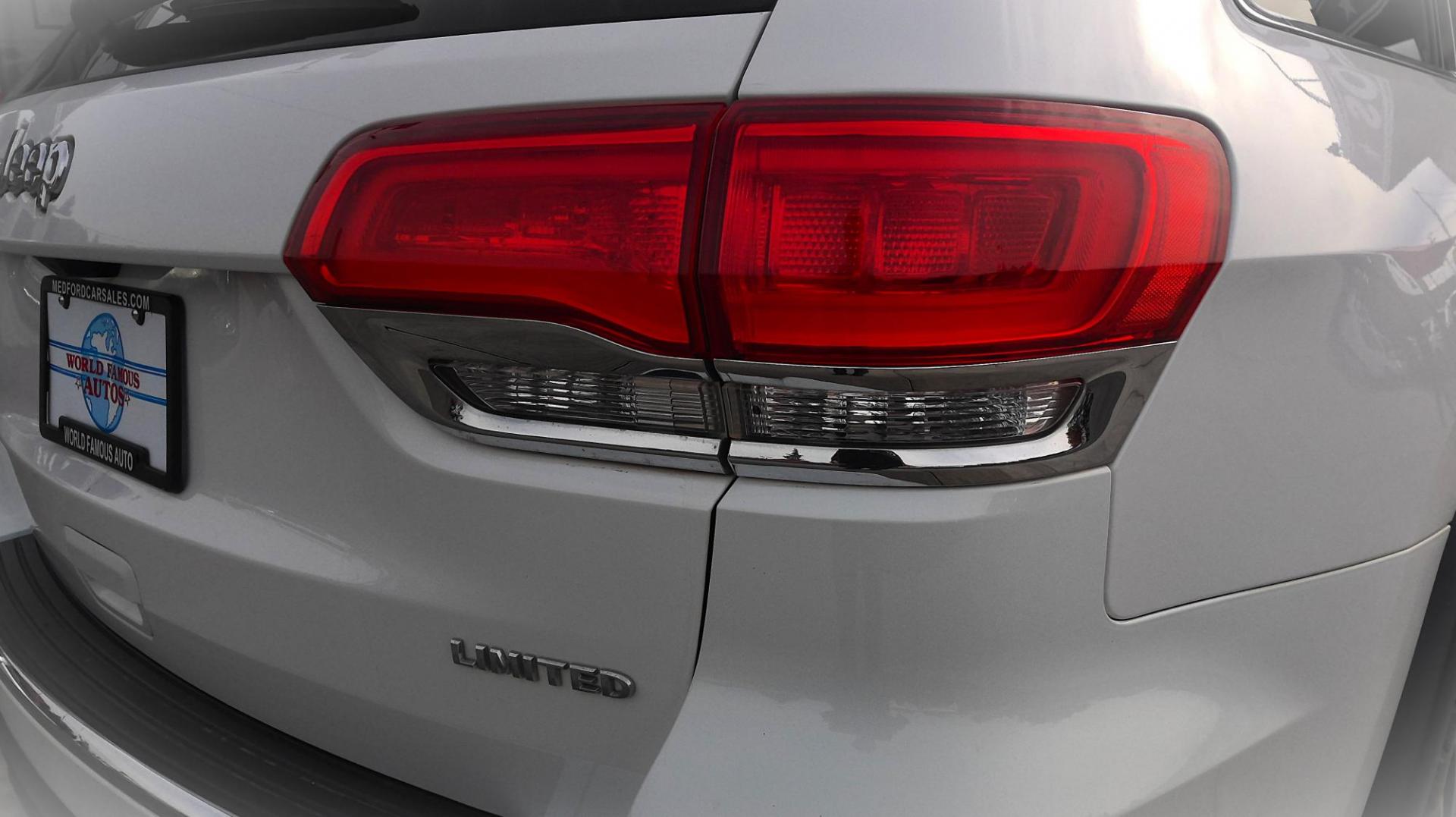 2018 WHITE Jeep Grand Cherokee Limited 4WD (1C4RJFBG6JC) with an 3.6L V6 DOHC 24V engine, 8A transmission, located at 502 S. Riverside Avenue, Medford, OR, 97501, (541) 773-3136, 42.322803, -122.867477 - Photo#3